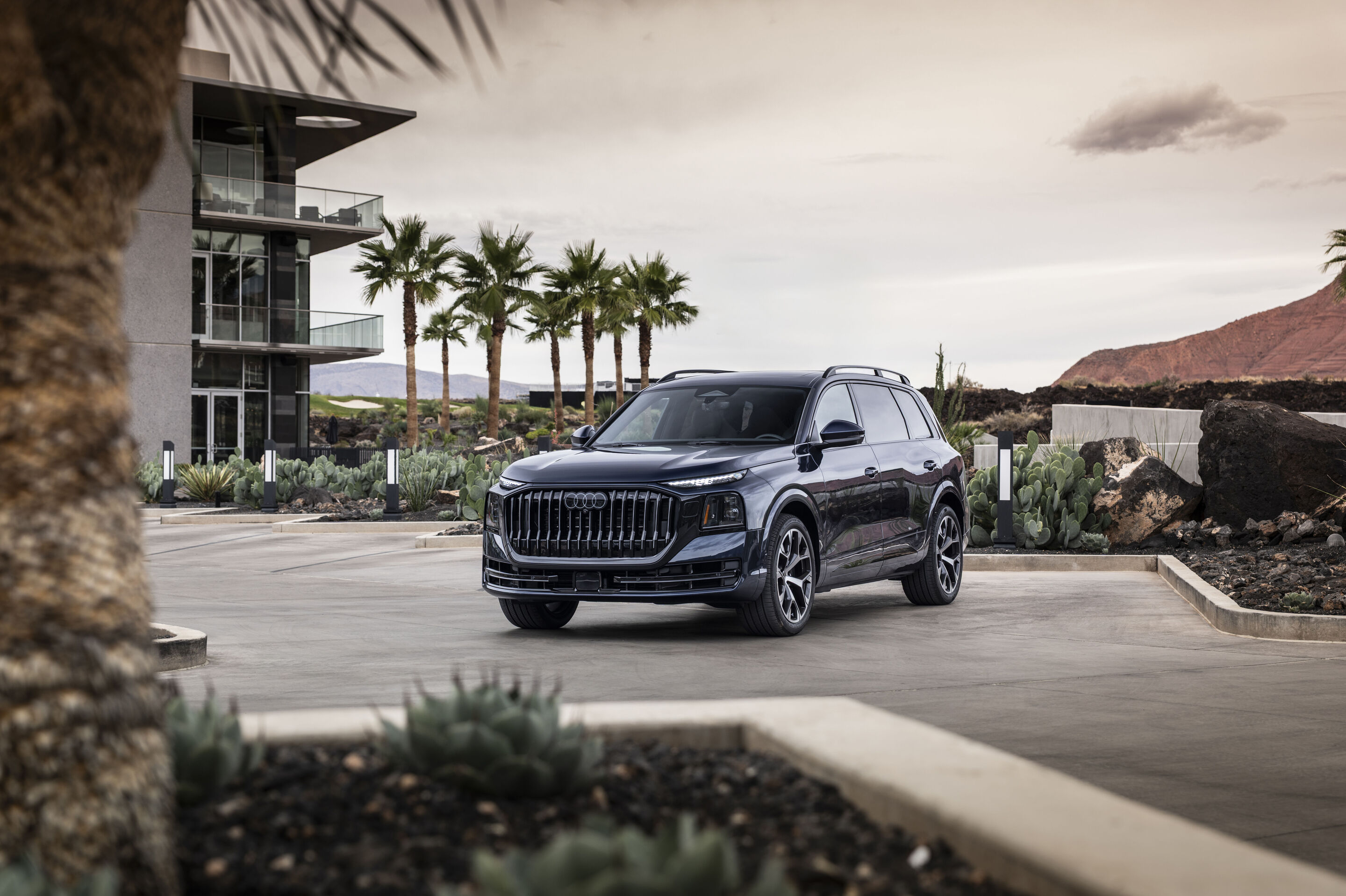 Audi Q9 SUV - Audi Q9 SUV in Waitomoblau Metallic in Utah. Der Audi Q9 ist die neue Spitze des Audi Portfolios. Er setzt durch seine kraftvolle Präsenz auf der Straße ein Statement und zeichnet sich durch technische Exzellenz, Qualität und Sicherheit...