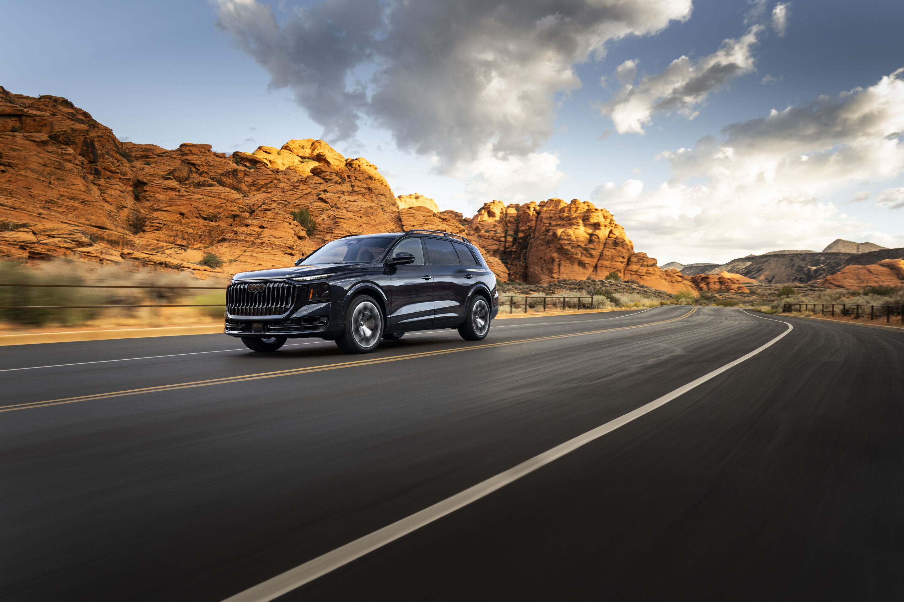 Audi Q9 SUV - Audi Q9 SUV in Waitomoblau Metallic in Utah. Der Audi Q9 ist die neue Spitze des Audi Portfolios. Er setzt durch seine kraftvolle Präsenz auf der Straße ein Statement und zeichnet sich durch technische Exzellenz, Qualität und Sicherheit...
