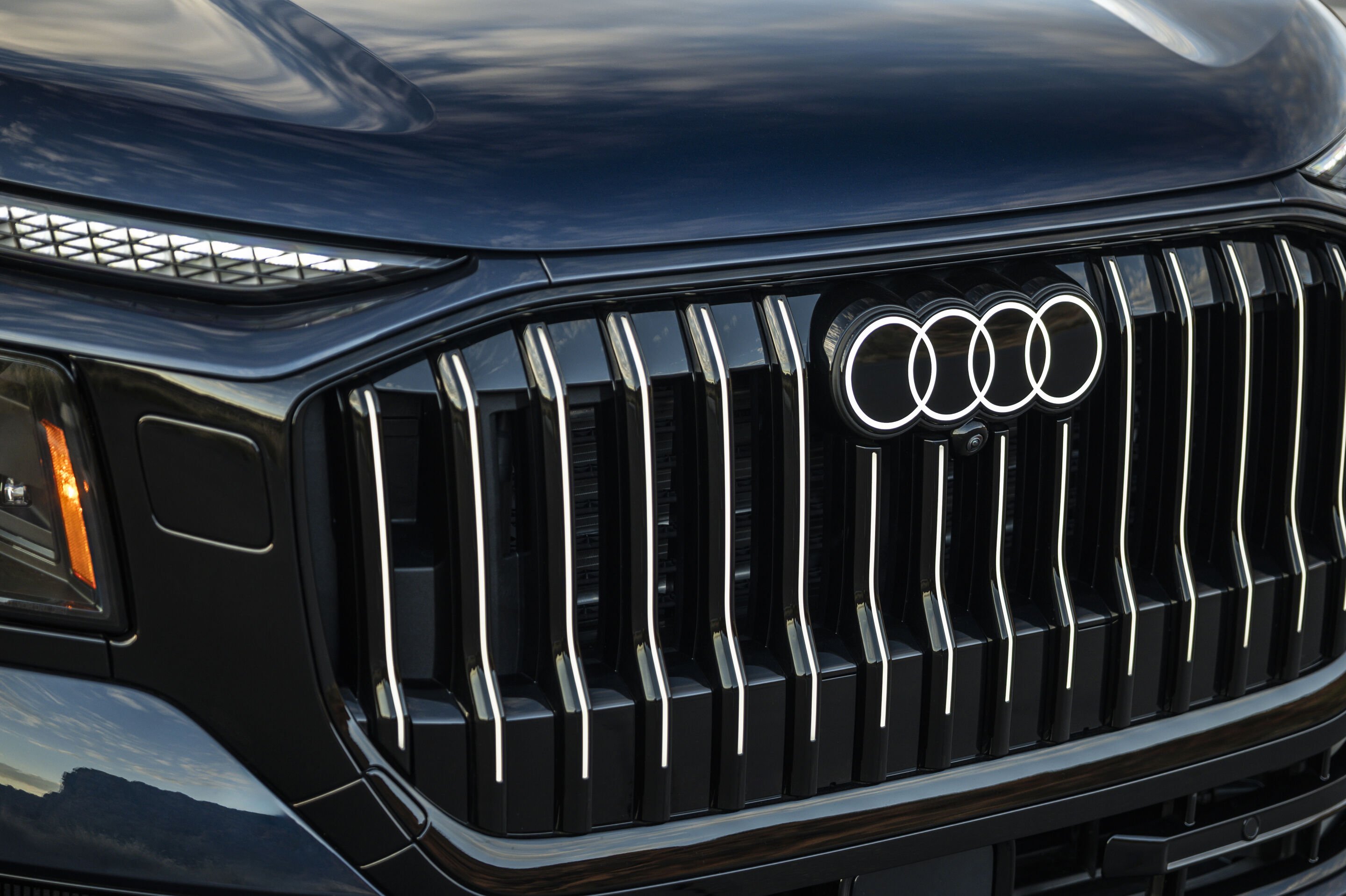 Audi Q9 SUV - Audi Q9 SUV in Waitomoblau Metallic. Der Audi Q9 ist die neue Spitze des Audi Portfolios. Er setzt durch seine kraftvolle Präsenz auf der Straße ein Statement und zeichnet sich durch technische Exzellenz, Qualität und Sicherheit aus.
