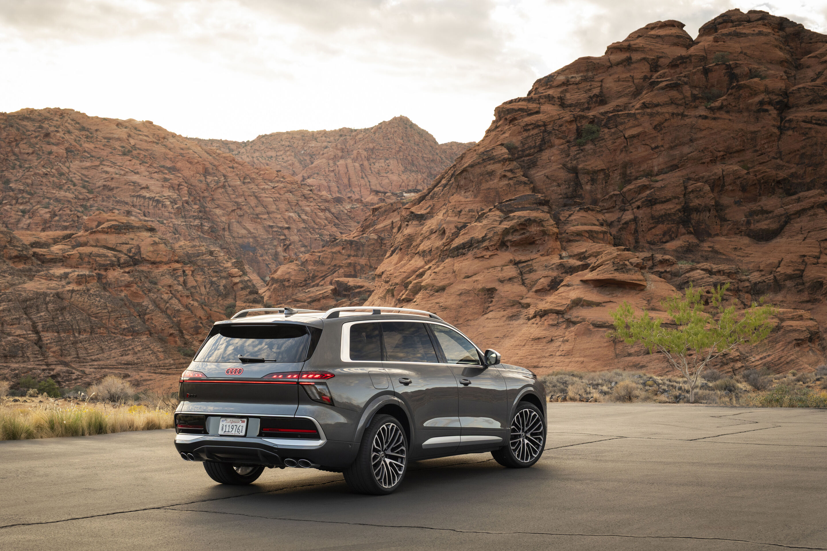 Audi SQ9 SUV - Der Audi SQ9 in Daytonagrau Metallic ist das sportliche Topmodell innerhalb der Q9 Familie. Er vereint einen prestigeträchtigen SUV-Charakter mit beeindruckenden Fahrleistungen. Impressionen aus Utah.