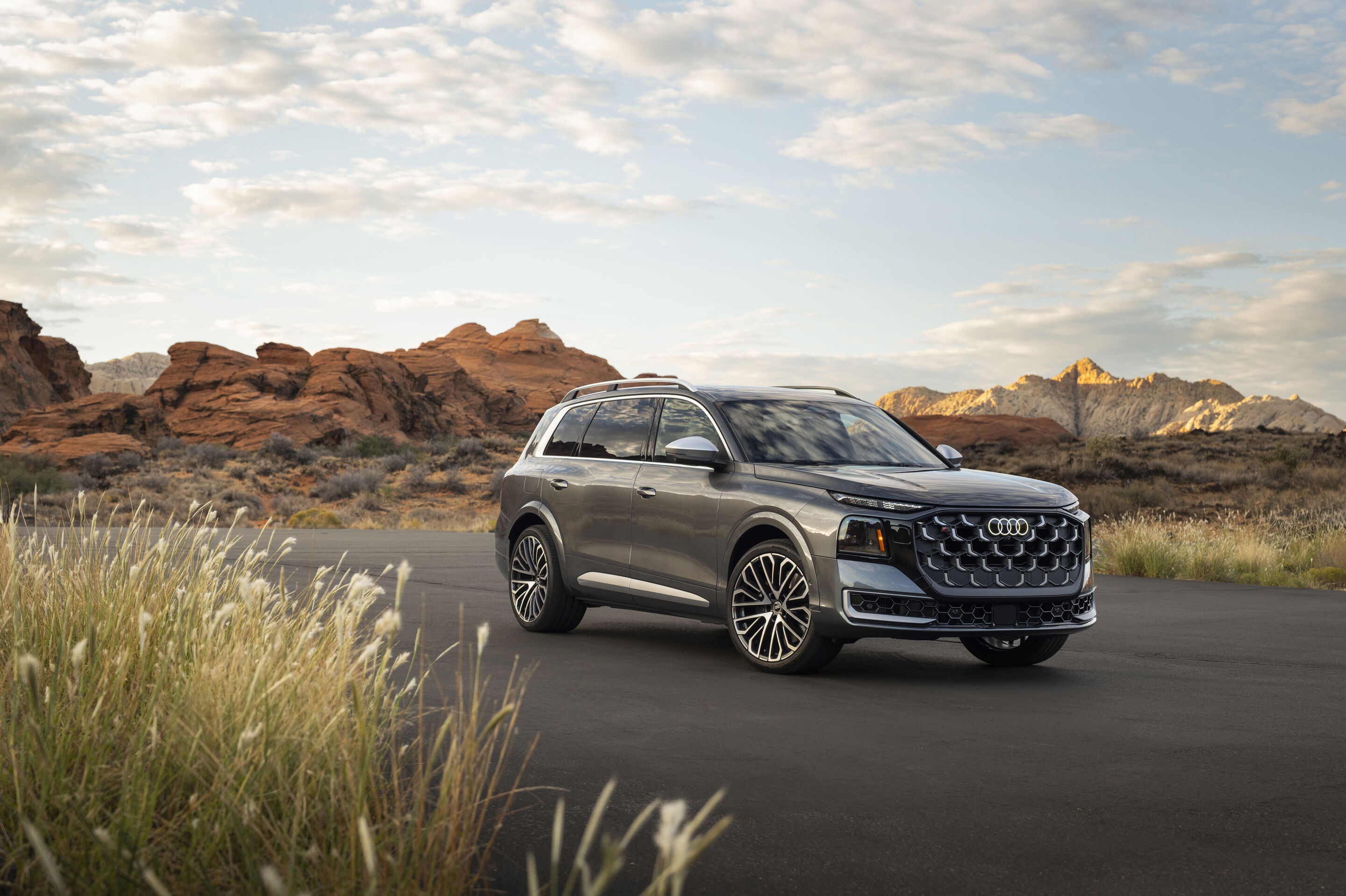 Audi SQ9 SUV - Der Audi SQ9 in Daytonagrau Metallic ist das sportliche Topmodell innerhalb der Q9 Familie. Er vereint einen prestigeträchtigen SUV-Charakter mit beeindruckenden Fahrleistungen. Impressionen aus Utah.