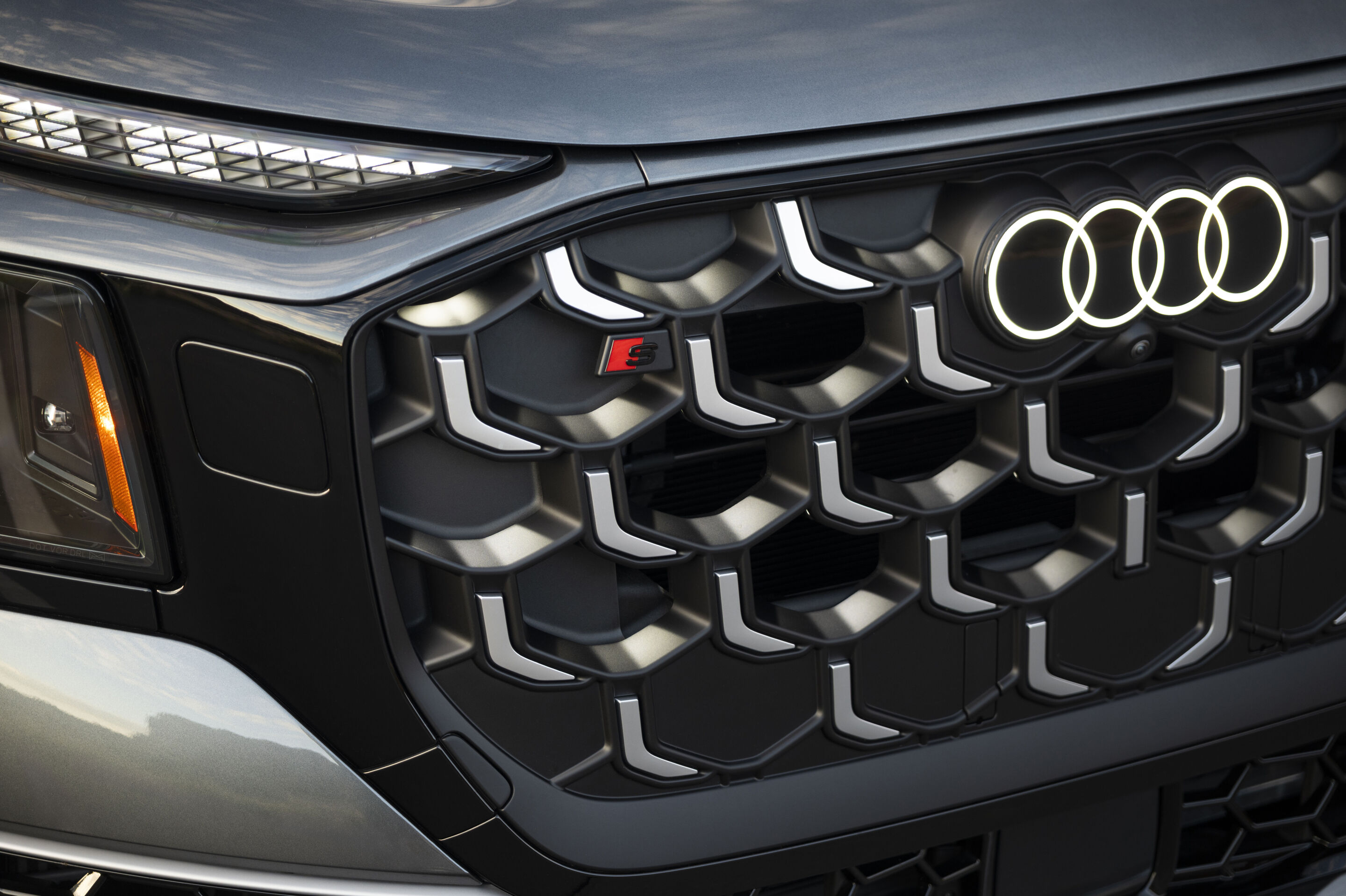 Audi SQ9 SUV - Der Audi SQ9 in Daytonagrau Metallic ist das sportliche Topmodell innerhalb der Q9 Familie. Er vereint einen prestigeträchtigen SUV-Charakter mit beeindruckenden Fahrleistungen. Impressionen aus Utah.
