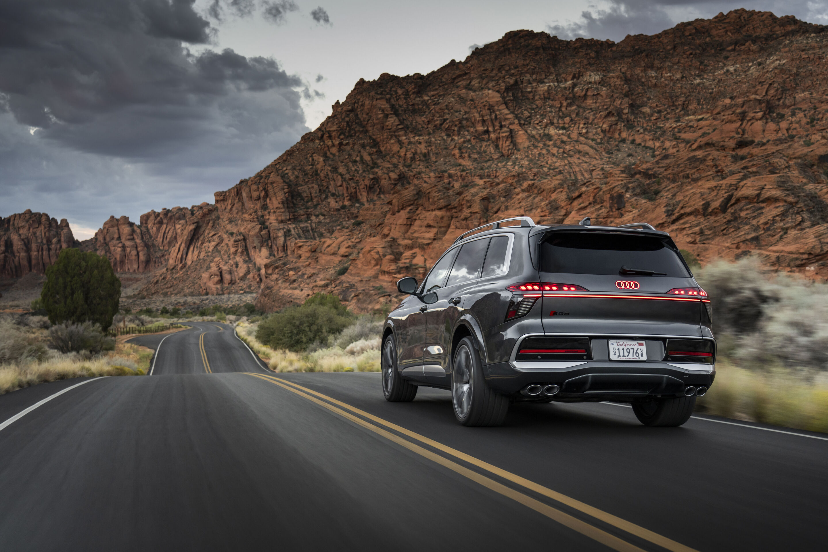 Audi SQ9 SUV - Der Audi SQ9 in Daytonagrau Metallic ist das sportliche Topmodell innerhalb der Q9 Familie. Er vereint einen prestigeträchtigen SUV-Charakter mit beeindruckenden Fahrleistungen. Impressionen aus Utah.