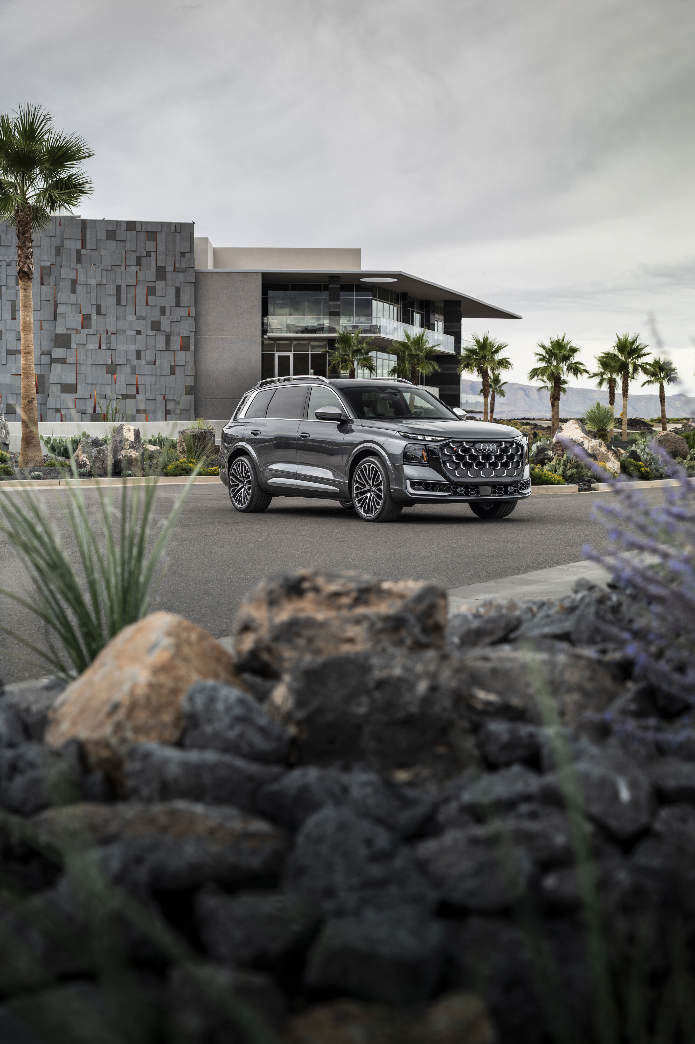 Audi SQ9 SUV - Der Audi SQ9 in Daytonagrau Metallic ist das sportliche Topmodell innerhalb der Q9 Familie. Er vereint einen prestigeträchtigen SUV-Charakter mit beeindruckenden Fahrleistungen. Impressionen aus Utah.