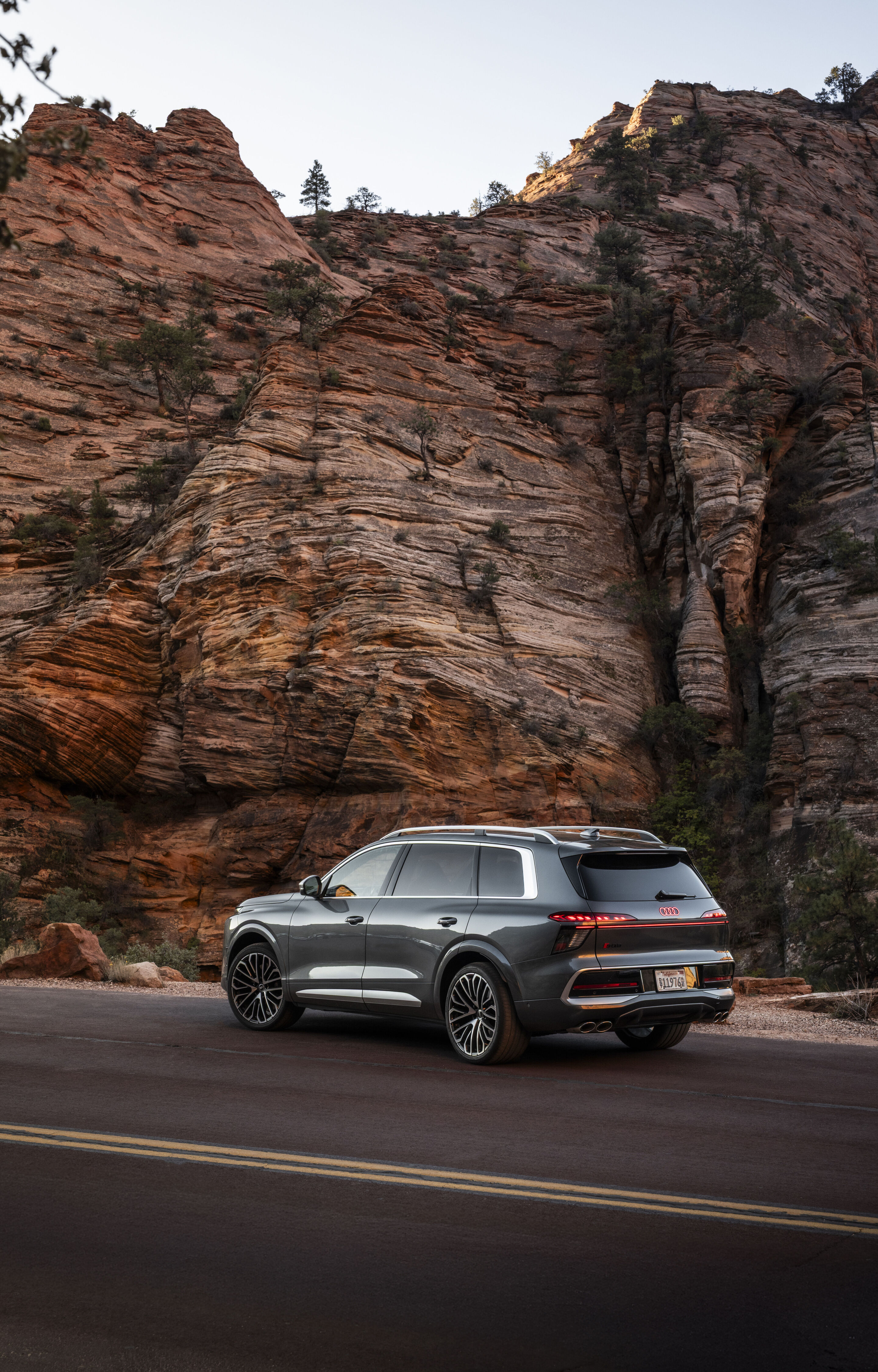 Audi SQ9 SUV - Der Audi SQ9 in Daytonagrau Metallic ist das sportliche Topmodell innerhalb der Q9 Familie. Er vereint einen prestigeträchtigen SUV-Charakter mit beeindruckenden Fahrleistungen. Impressionen aus Utah.