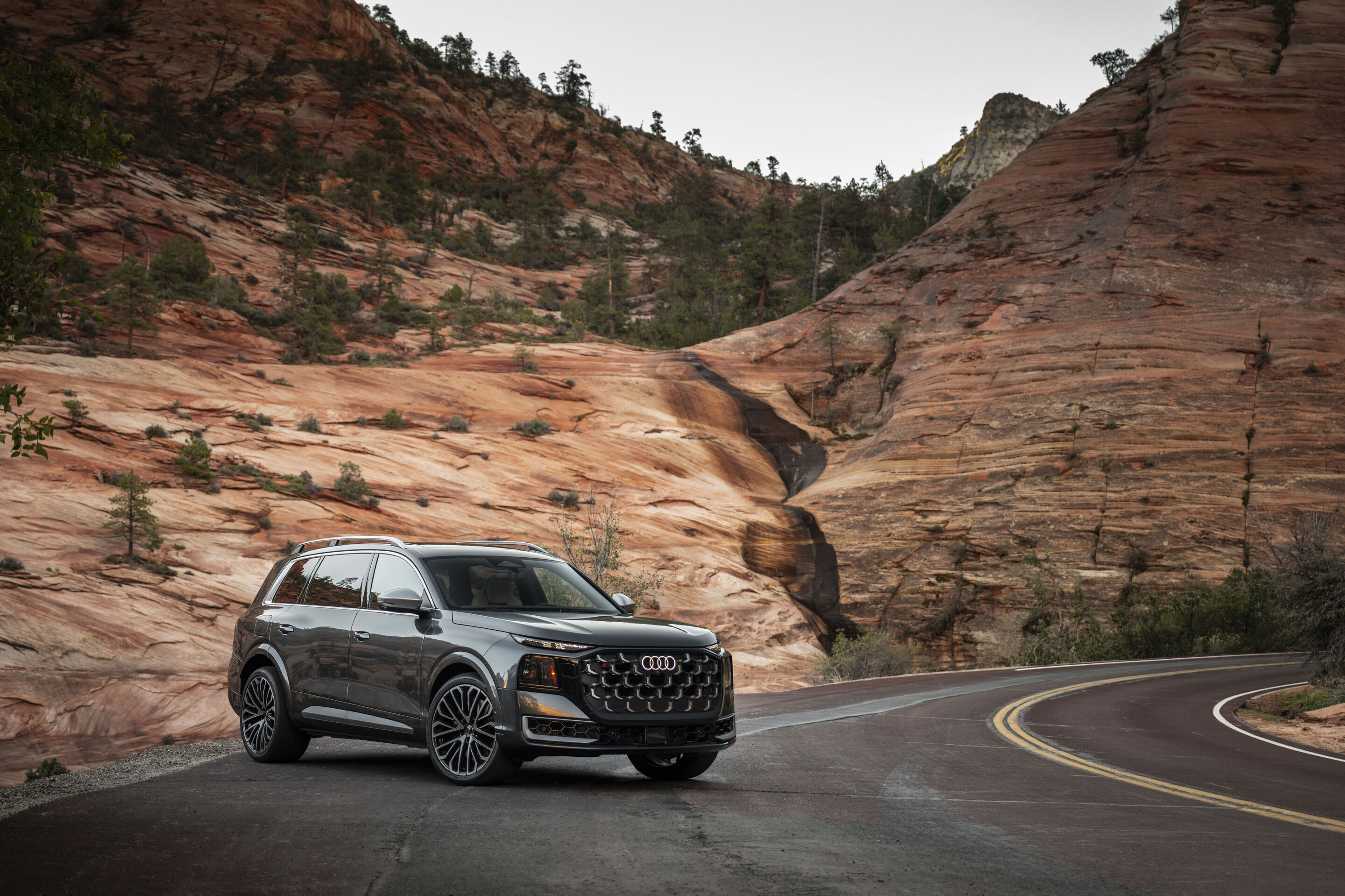 Audi SQ9 SUV - Der Audi SQ9 in Daytonagrau Metallic ist das sportliche Topmodell innerhalb der Q9 Familie. Er vereint einen prestigeträchtigen SUV-Charakter mit beeindruckenden Fahrleistungen. Impressionen aus Utah.