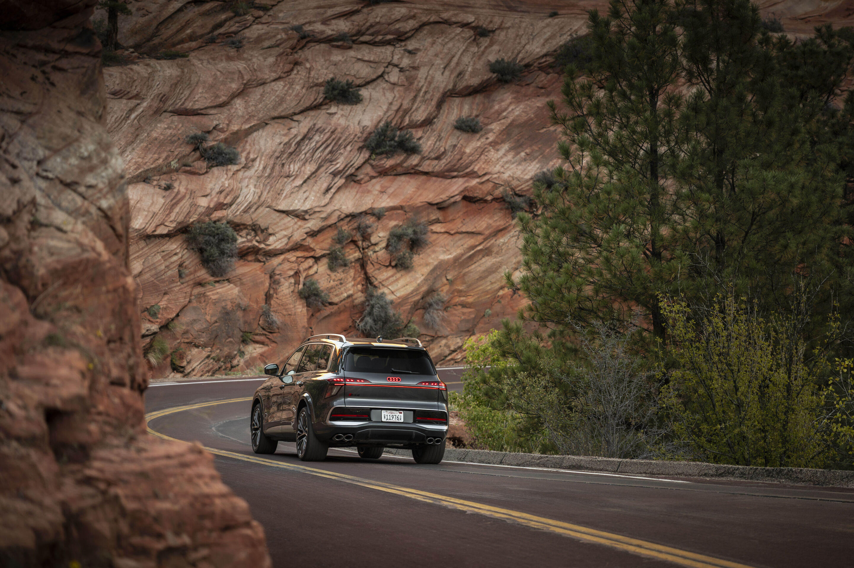 Audi SQ9 SUV - Der Audi SQ9 in Daytonagrau Metallic ist das sportliche Topmodell innerhalb der Q9 Familie. Er vereint einen prestigeträchtigen SUV-Charakter mit beeindruckenden Fahrleistungen. Impressionen aus Utah.