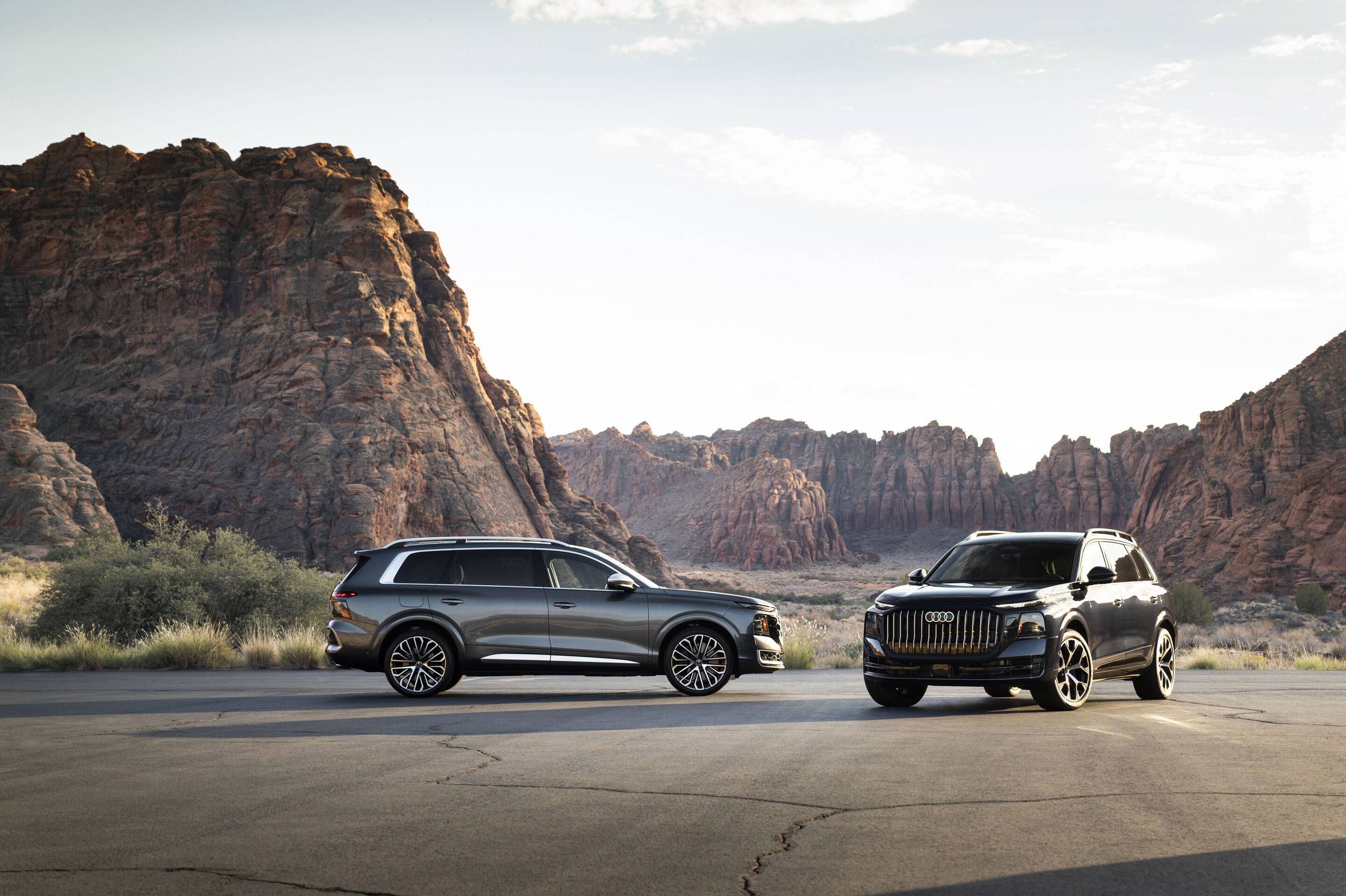 Audi Q9 SUV und Audi SQ9 SUV - Audi Q9 in Waitomoblau Metallic (rechts) und Audi SQ9 SUV (links) in Daytonagrau Metallic in Utah: Die beiden Modelle stehen für souveränen SUV-Charakter, technische Exzellenz und hohen Komfort.