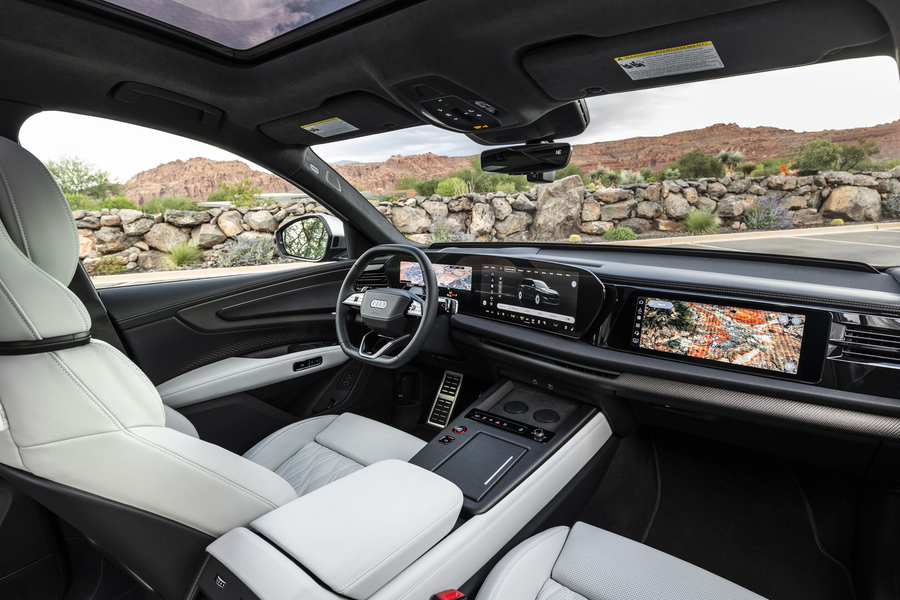 Audi SQ9 SUV - Im Interieur überzeugt der Audi SQ9 mit einem neuen Gefühl von Geräumigkeit und Komfort. Hochwertige Materialien, elektrische Einzelsitze in der zweiten Sitzreihe und elektrische Türen unterstreichen den Premiumanspruch im Interieur.