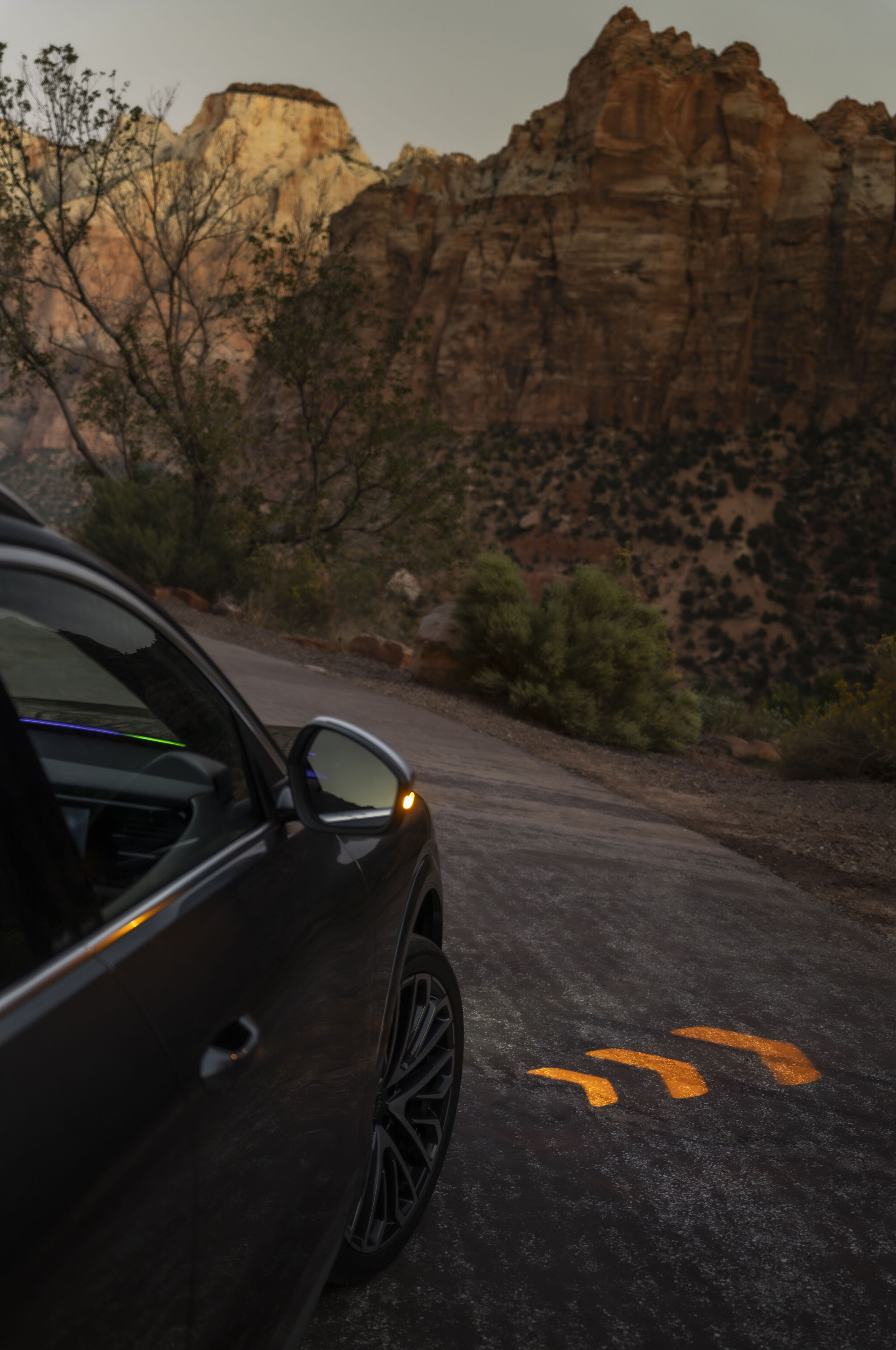 Audi SQ9 SUV - Der Audi SQ9 ist die neue Spitze des Audi Portfolios. Das erweiterte Blinklicht wird bei Nacht synchron zum dynamischen Blinker in der Front und am Heck auf den Boden abgebildet.