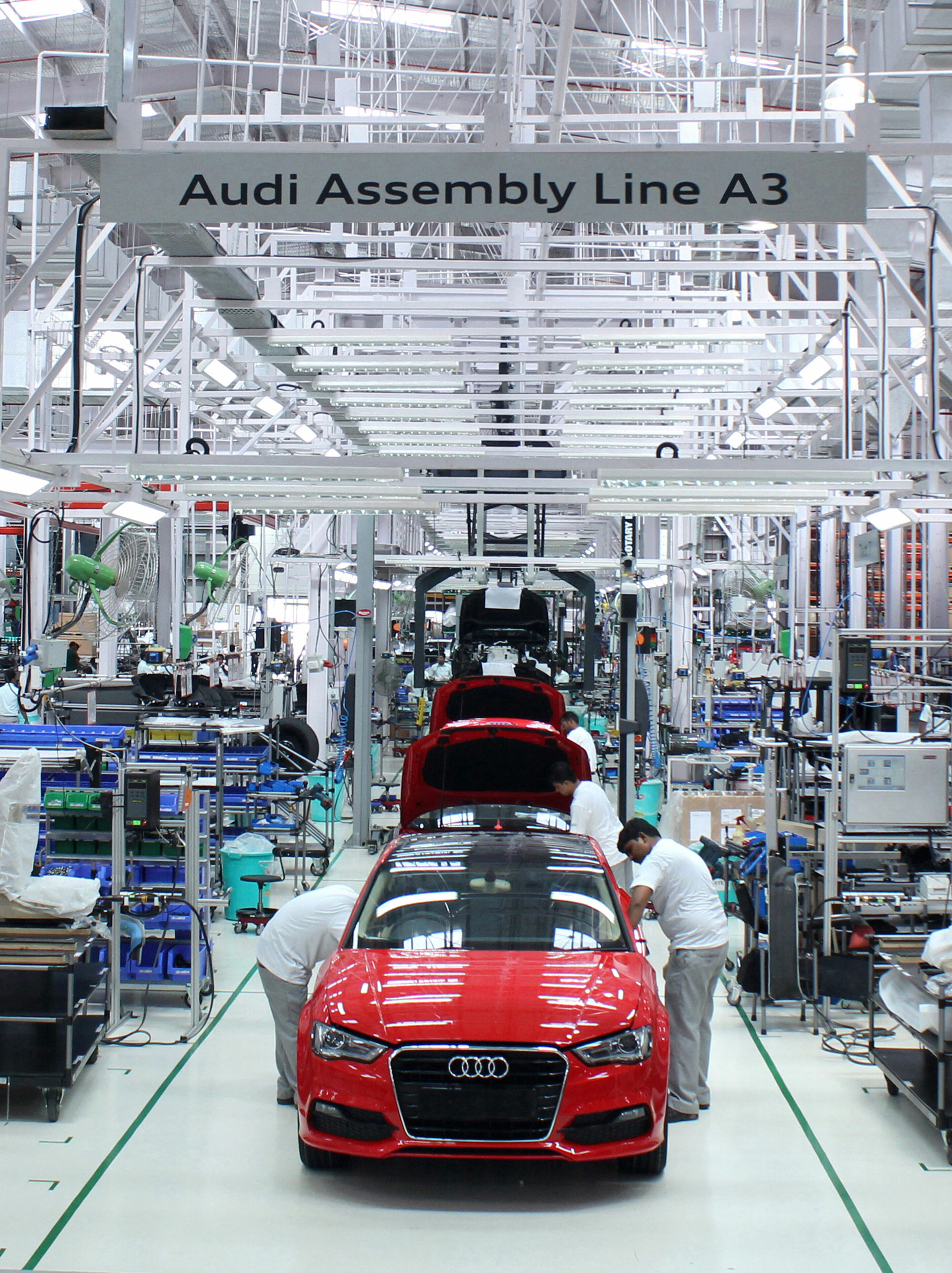 Audi am Standort Aurangabad - Die Audi A4 Limousine auf der Produktionslinie bei Skoda Auto Volkswagen Indien am Produktionsstandort Aurangabad.