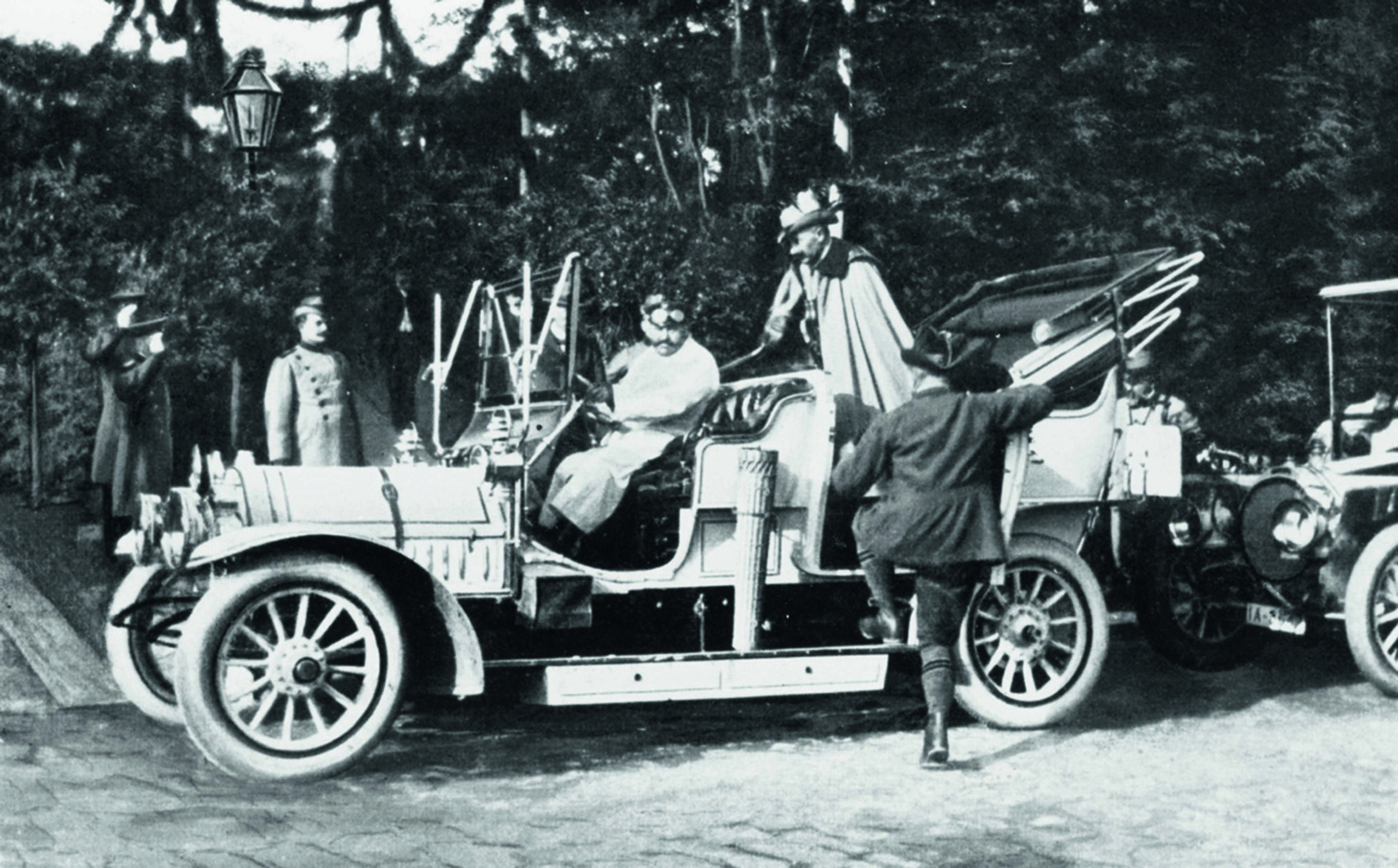 Anniversary magazine History - Majestic - Horch 31/60 with 60 hp from 1909, with Kaiser Wilhelm II (standing)
