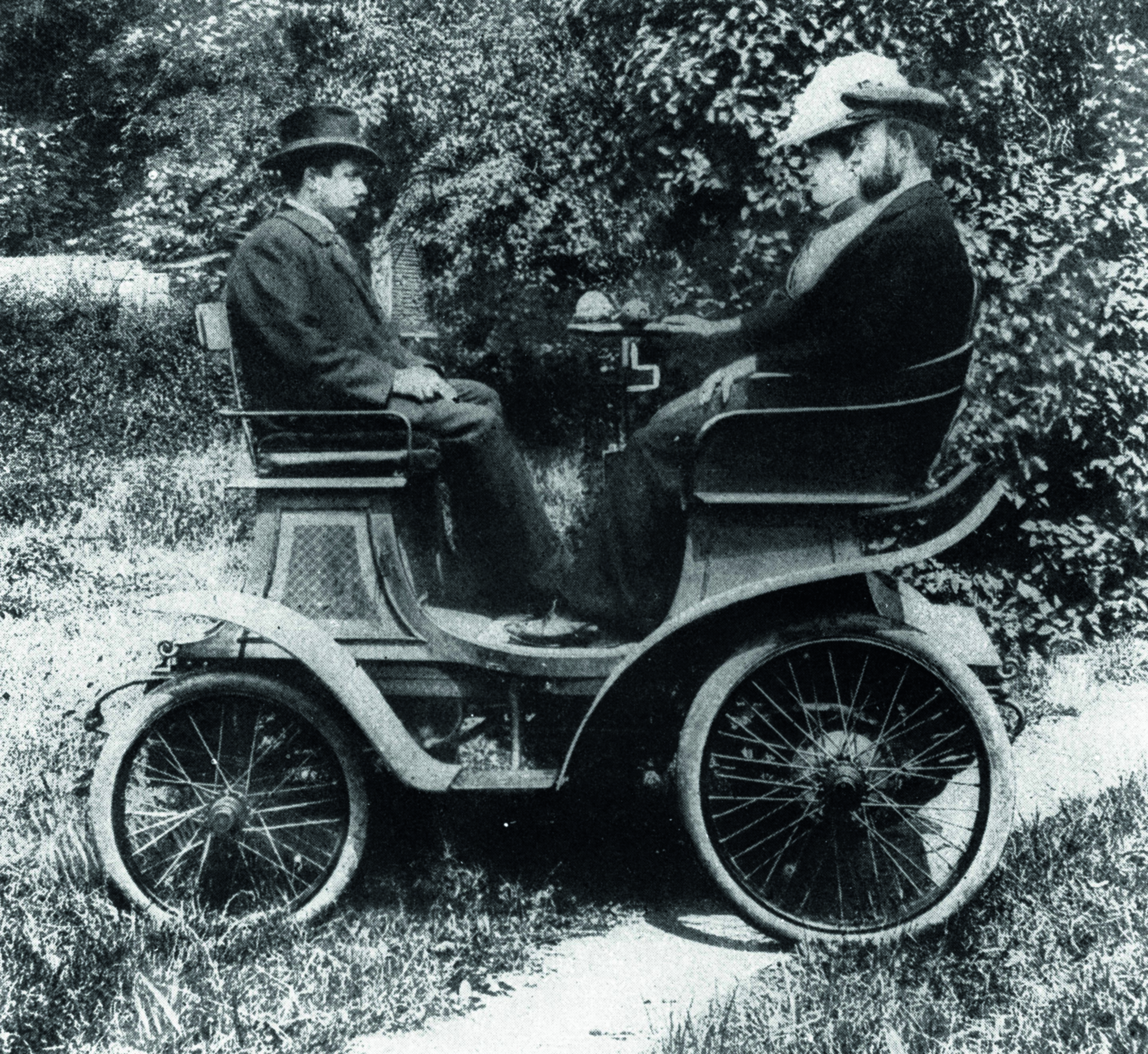 Jubiläumsmagazin Historie - Das Modell 1: August Horch am Steuer seines ersten Autos von 1901