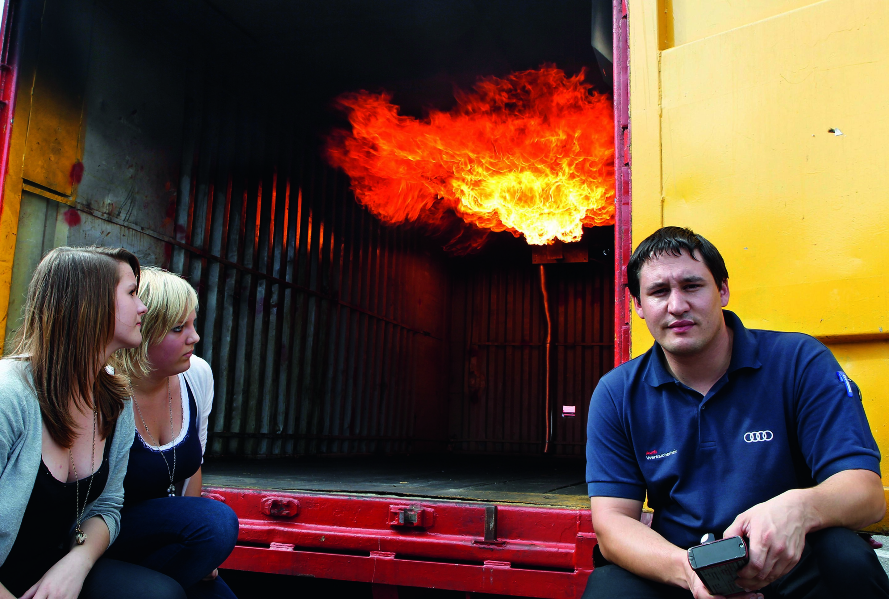 Audi bietet neuen Ausbildungsberuf an: Werkfeuerwehrmann/-frau - Vorführung der sogenannten “Feuerwalze“ durch Helmut Schweiger von der Audi Werkfeuerwehr, dieser Container wird auch in der Ausbildung zu Übungszwecken eingesetzt.