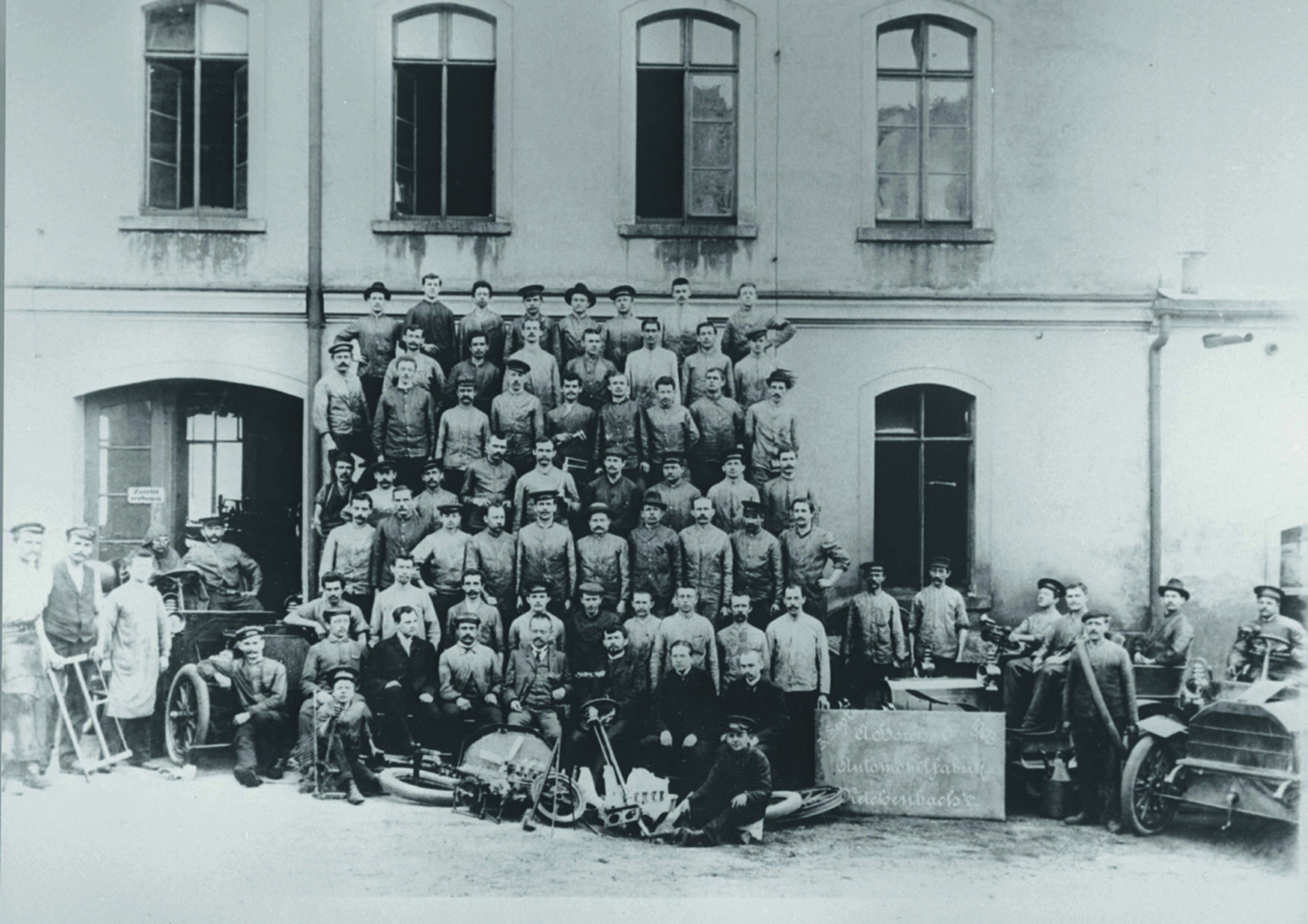 Jubiläumsmagazin Historie - August Horch mit seiner Belegschaft in Reichenbach im Vogtland