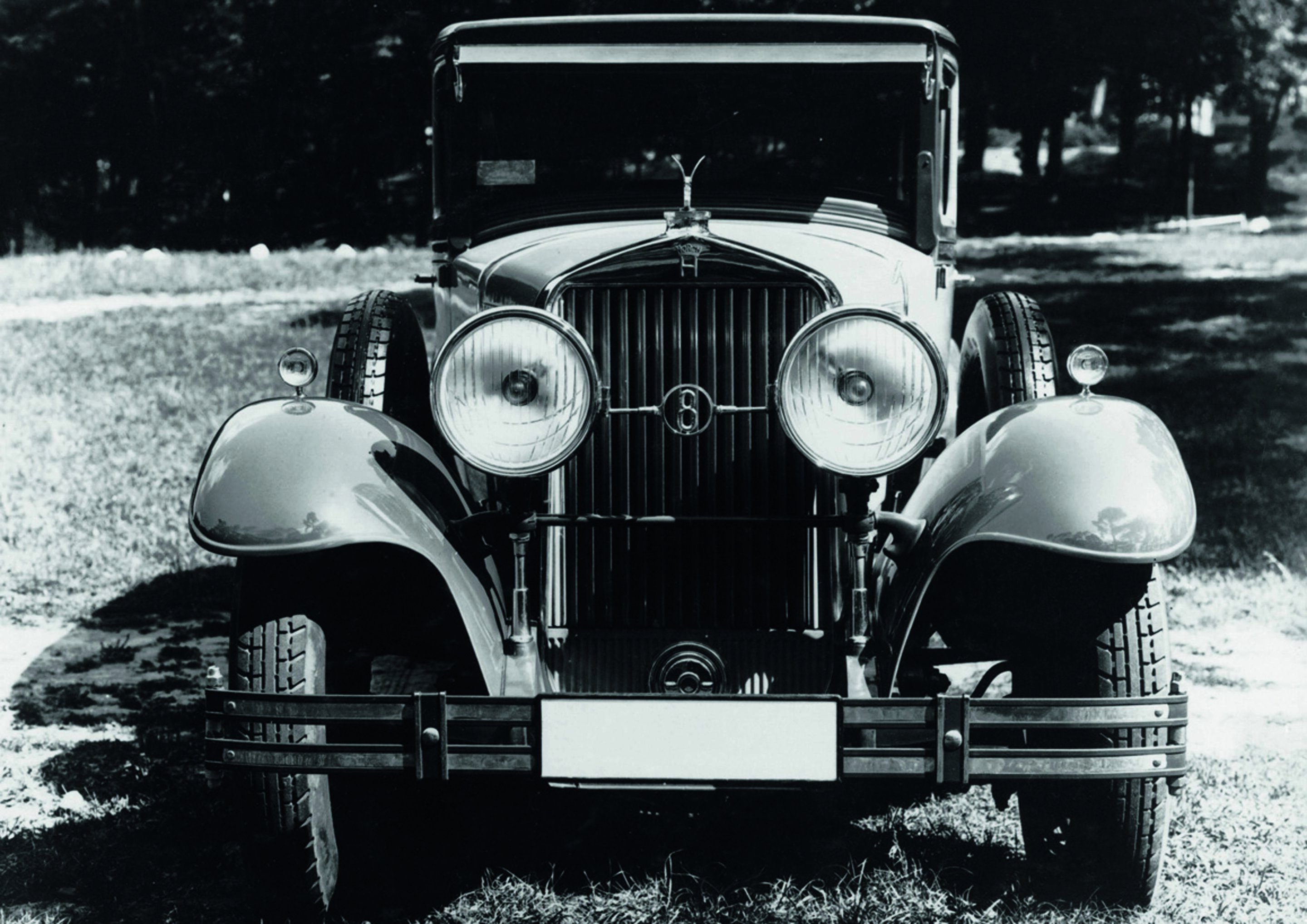 Jubiläumsmagazin Historie - Gesicht einer Ikone: Die Acht vor dem Kühlergrill als Hinweis auf den Motor