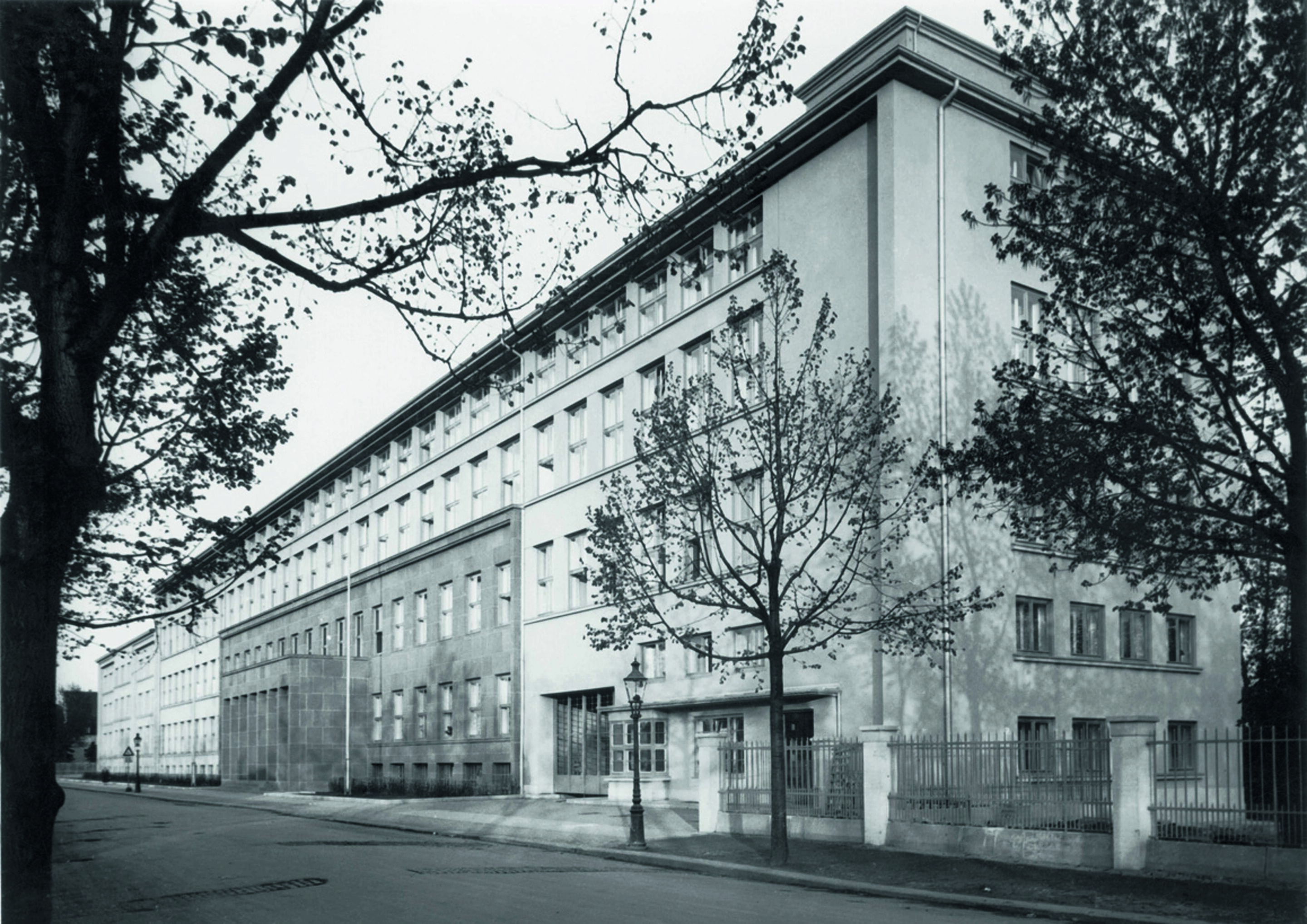 Anniversary magazine History - Head office - in 1936, the Auto Union moved into a new building in Chemnitz