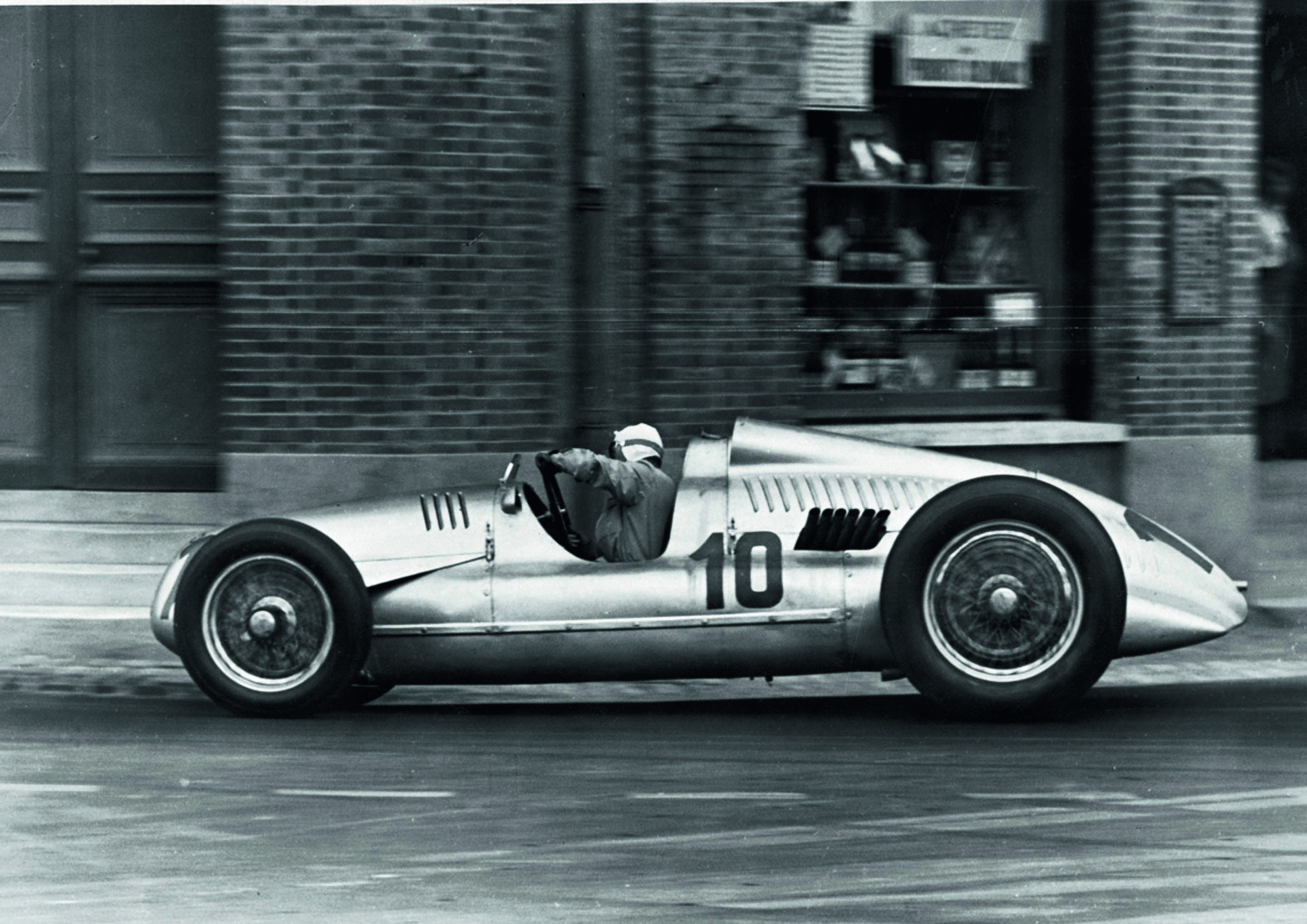 Jubiläumsmagazin Historie - Auto Union Grand Prix: Hans Stuck mit dem Typ D 1939 in Reims