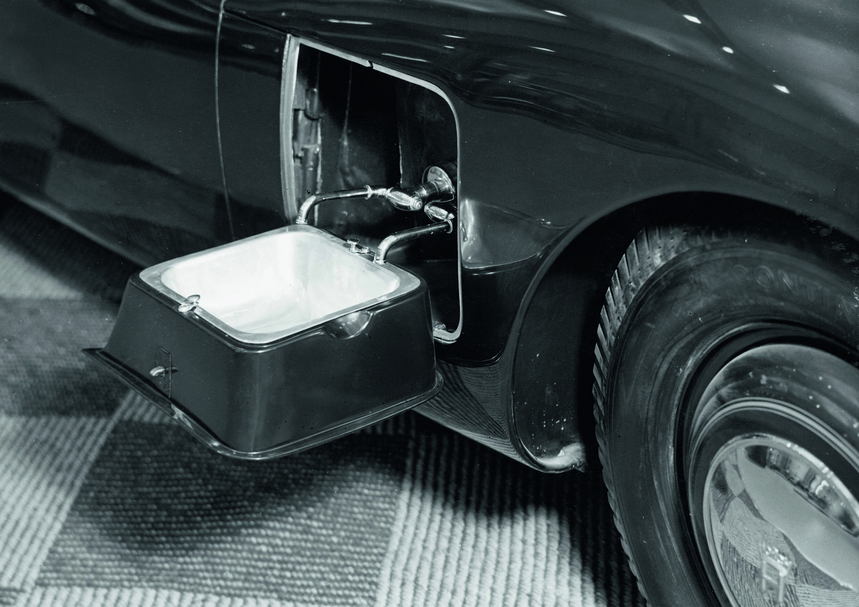 Anniversary magazine History - Streamline - the Horch 930 S was conceived as a luxury touring car, including a fold-out wash basin