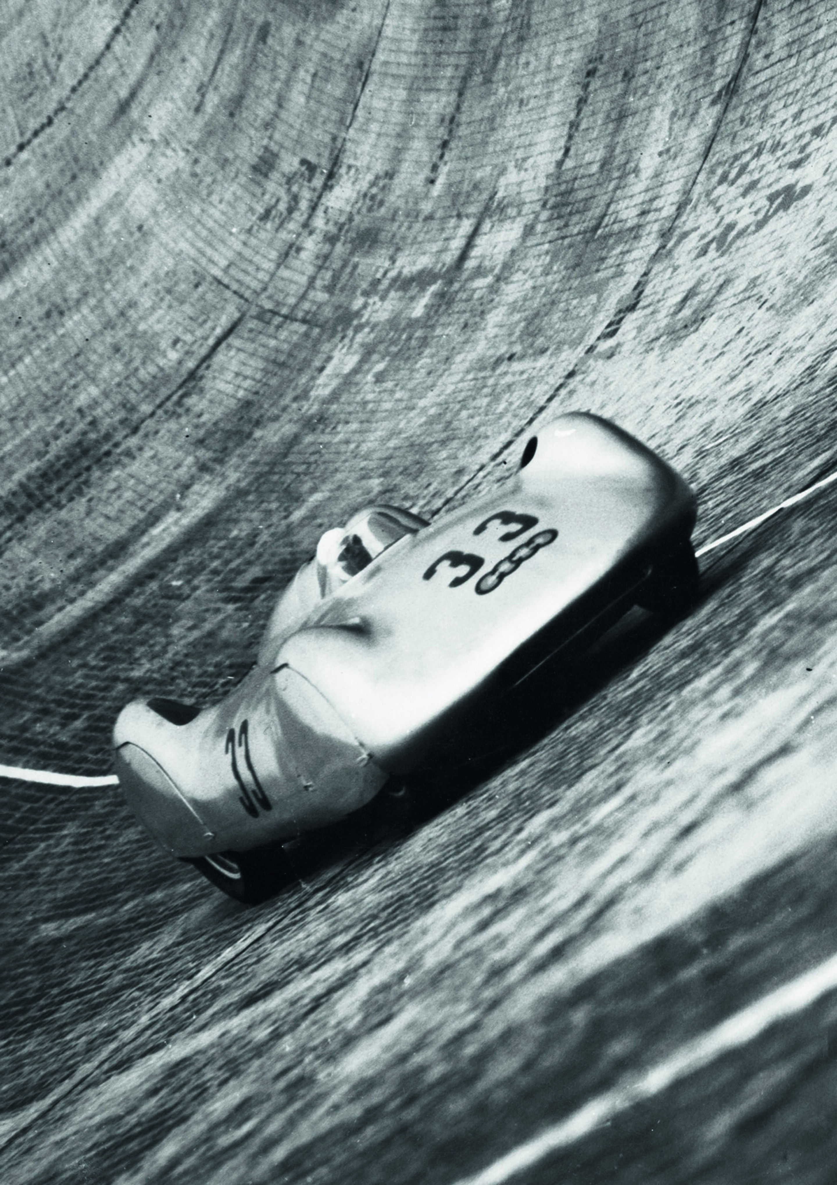 Jubiläumsmagazin Historie - Auto Union Typ C mit Verkleidung: Luigi Fagioli 1937 in der Avus-Steilkurve