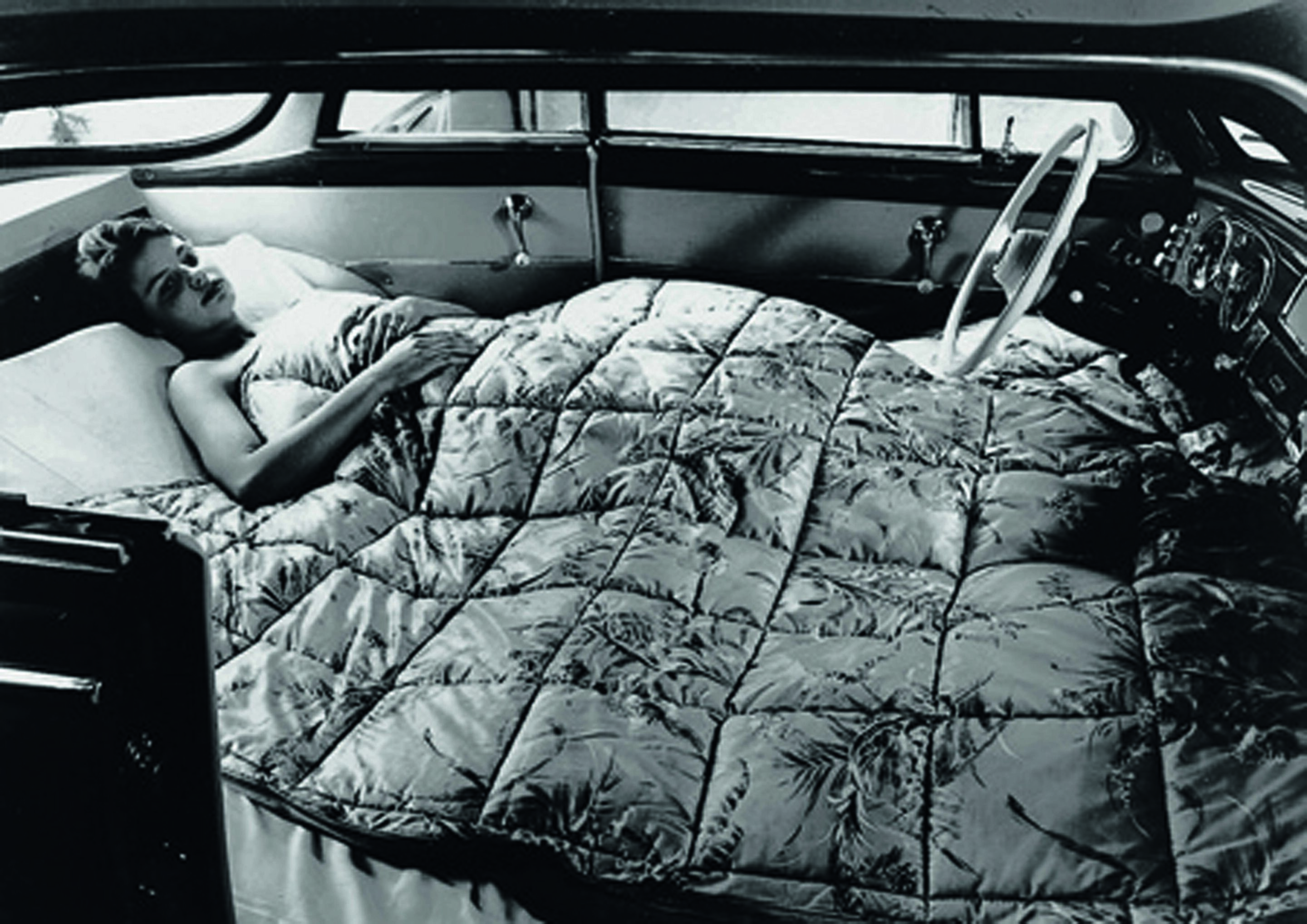 Jubiläumsmagazin Historie - Werbung in den 50er Jahren: Ein Model zeigt die Liegesitze im Auto Union 1000 Coupé