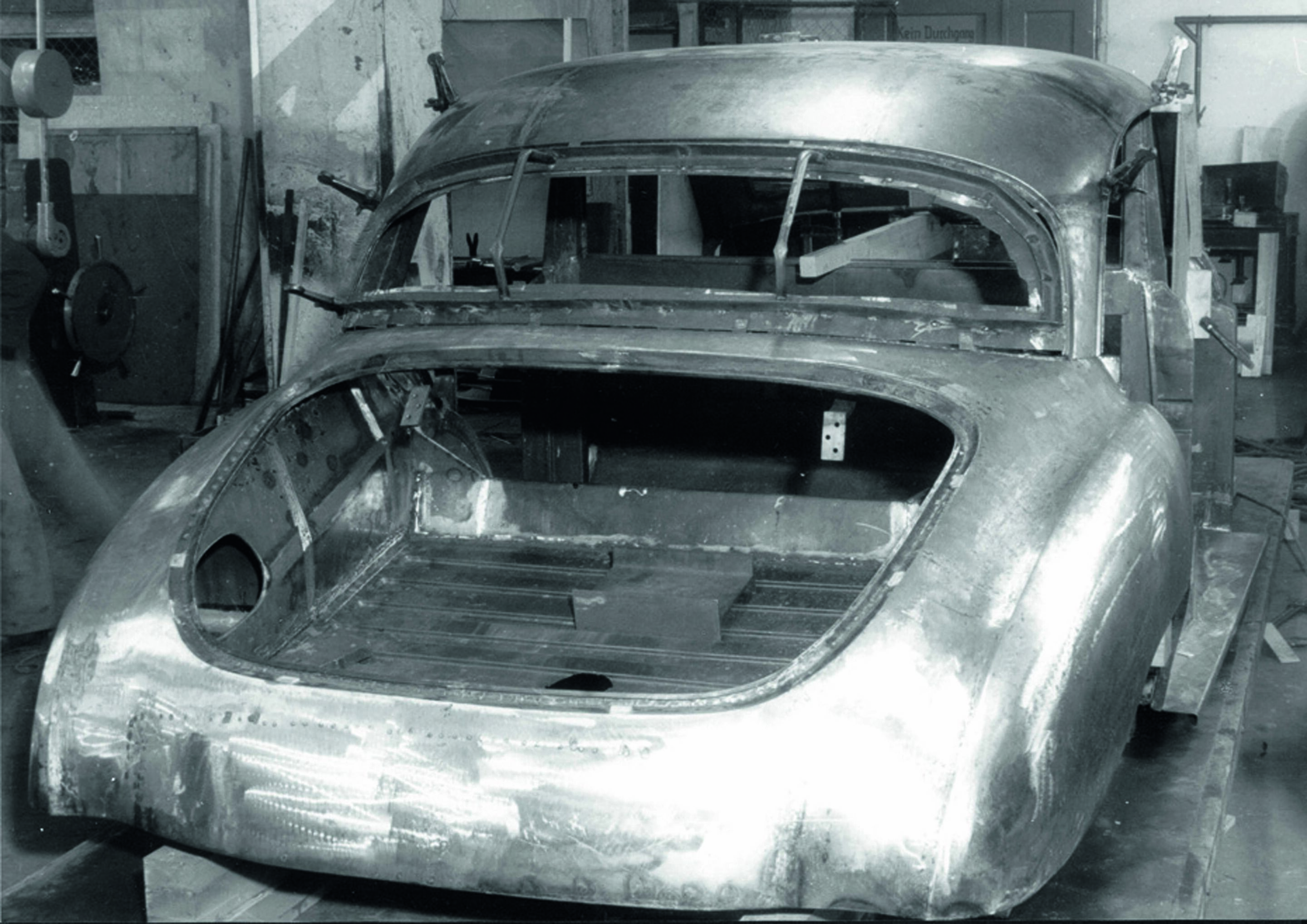 Jubiläumsmagazin Historie - Der letzte Horch: Das Karosserieblech wurde von Hand über Holz geklopft