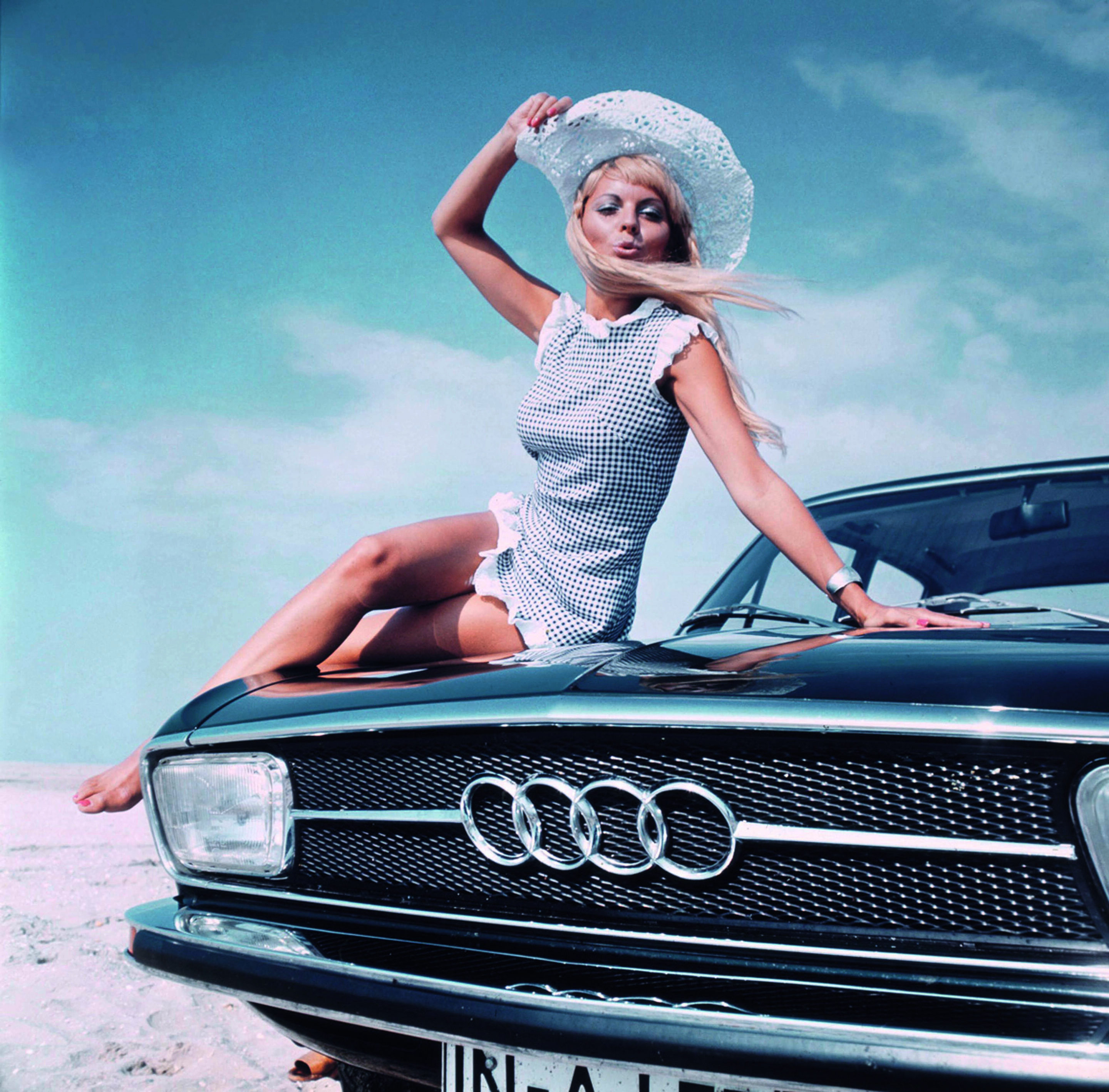 Jubiläumsmagazin Historie - Der Audi 100 auf einem Pressefoto jener Zeit