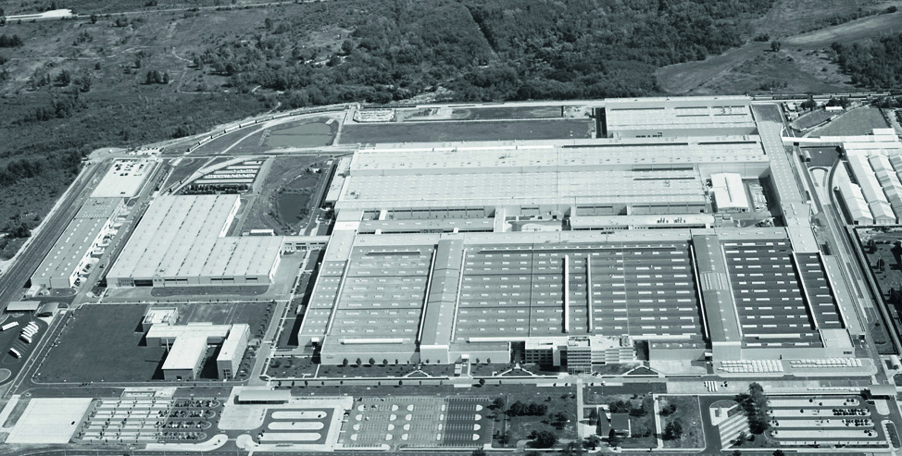 Jubiläumsmagazin Historie - Standort Györ: Motorenproduktion und Fahrzeugmontage