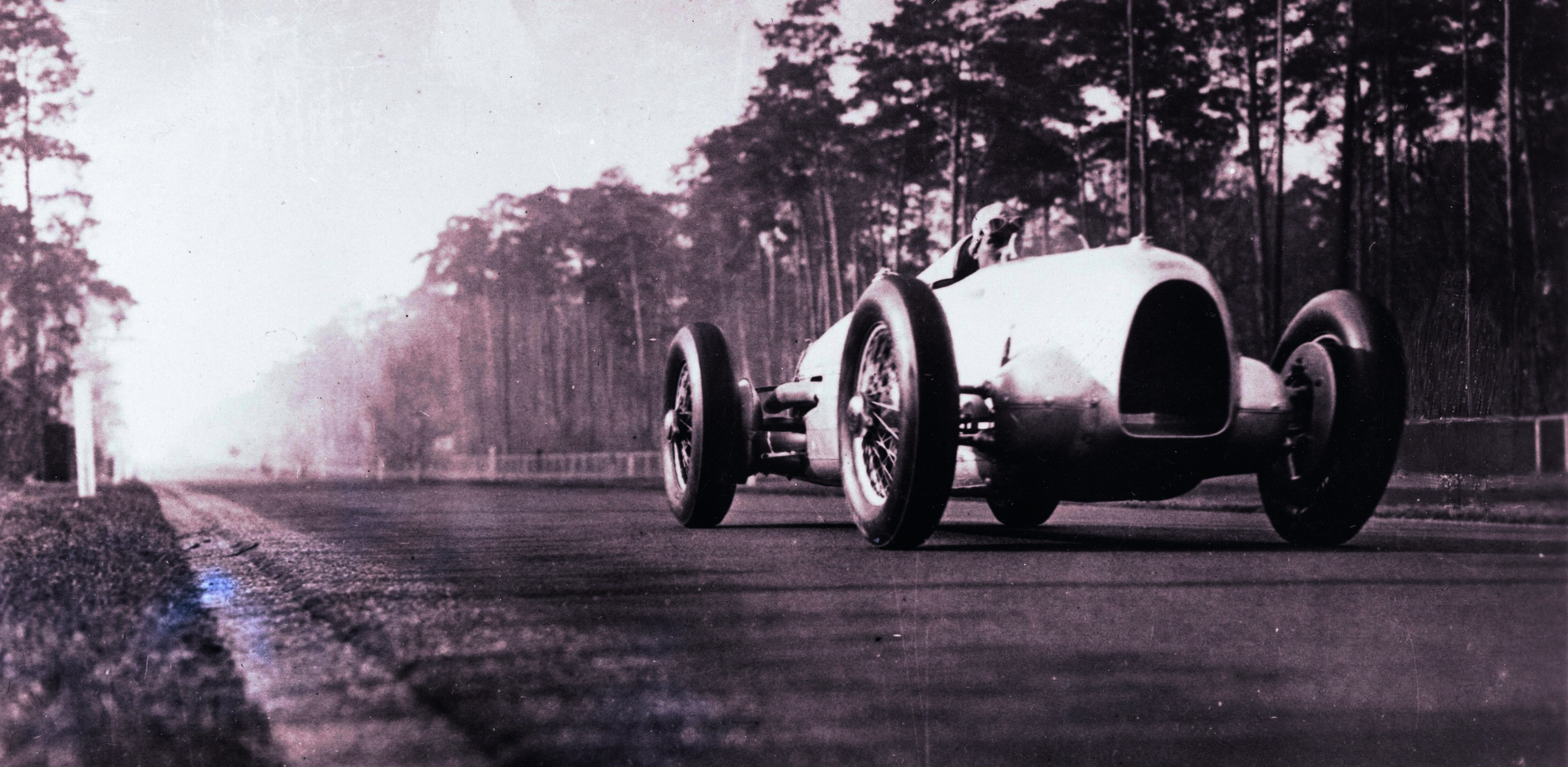 Erster Auftritt eines Auto Union Silberpfeil 1934 auf der Avus in Berlin: Hans Stuck lenkt den Auto Union Rennwagen Typ A