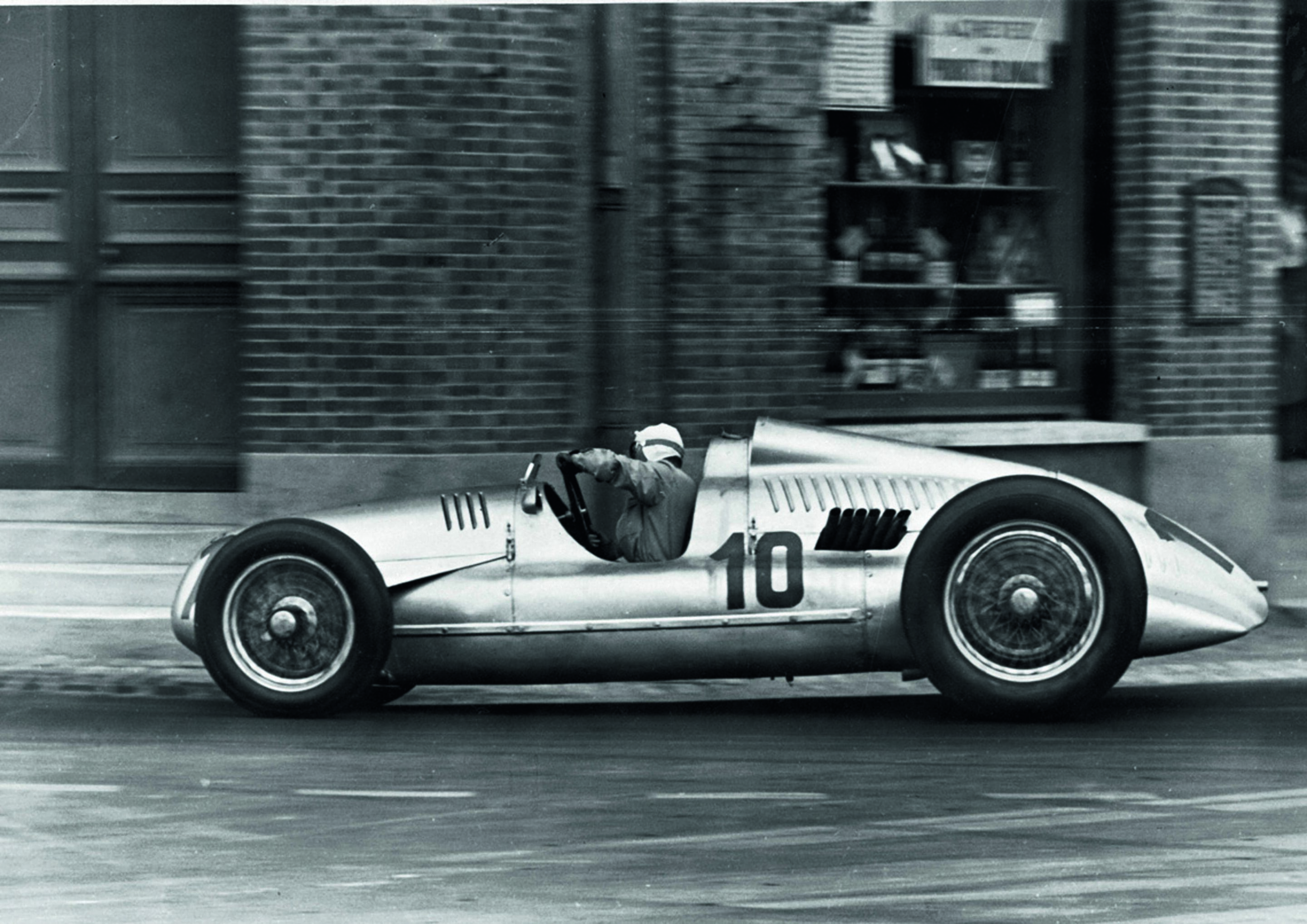 Jubiläumsmagazin Motorsport - Auto Union Grand Prix: Hans Stuck mit dem Typ D in Reims 1939.