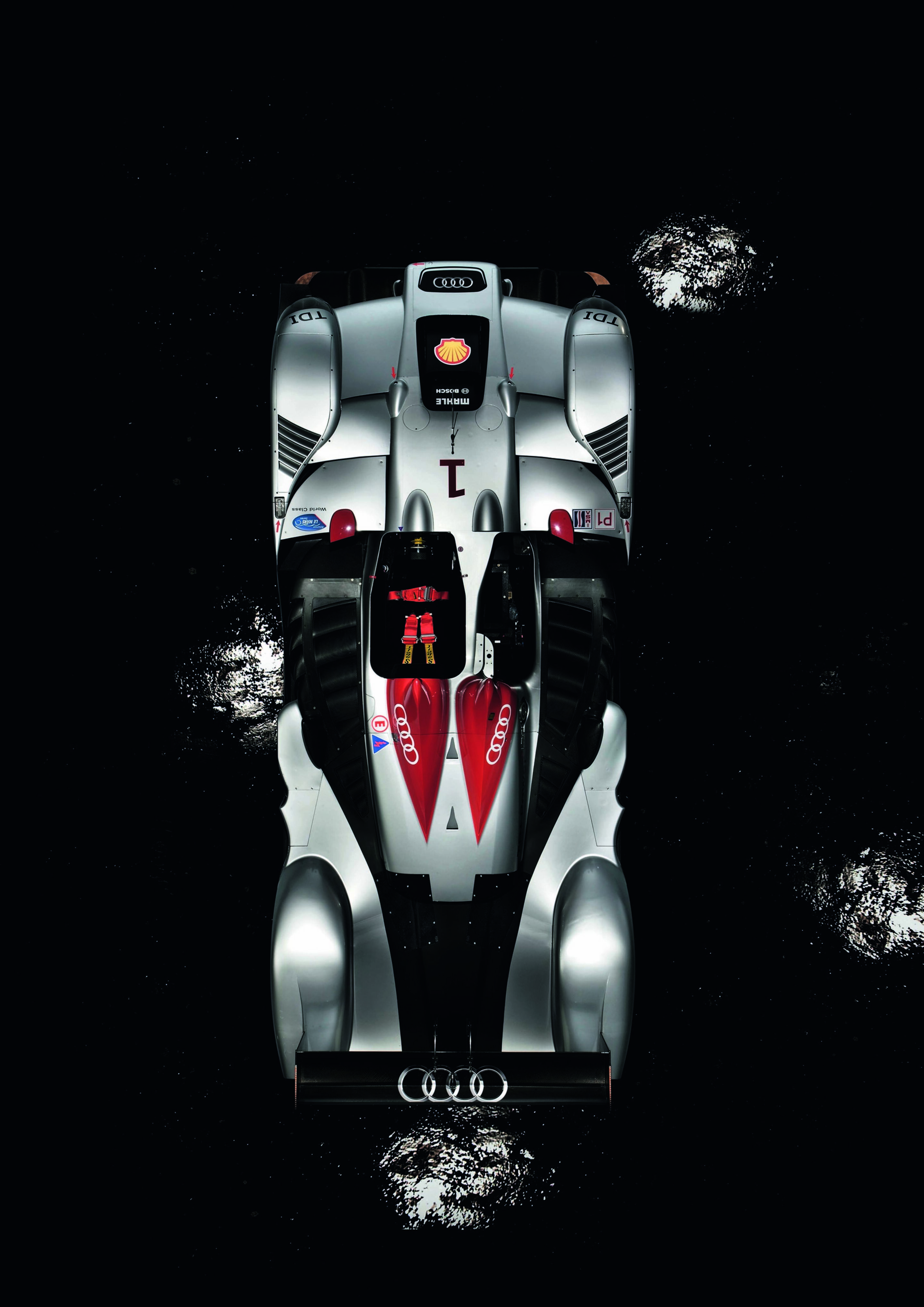 Jubiläumsmagazin Motorsport - Audi R15 TDI: Der Beifahrerplatz ist nur noch angedeutet, während der Pilot mehr liegt als sitzt.