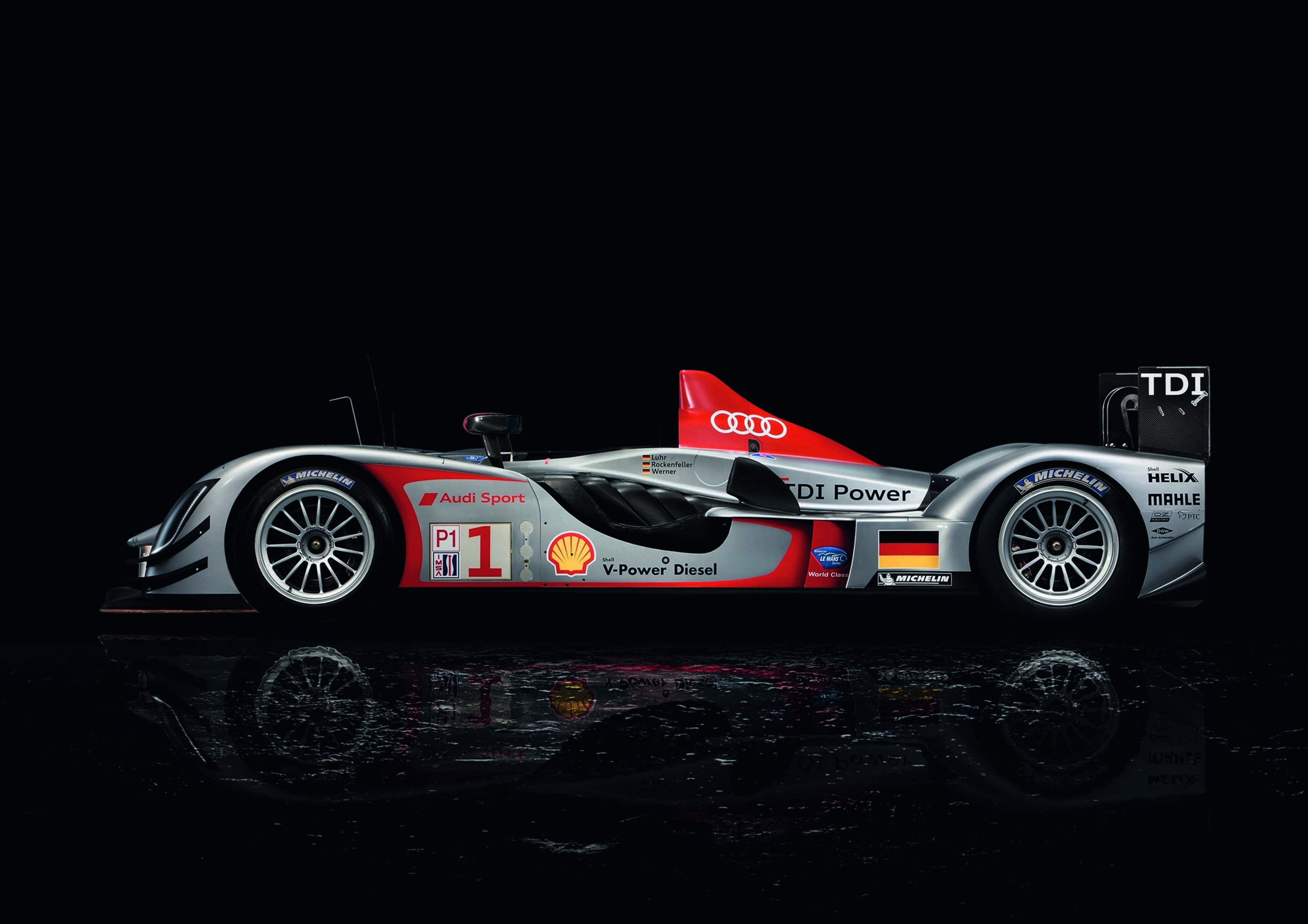 Anniversary magazine Motorsports - Audi R15 TDI - at the same vehicle length (6.65 metres), the wheelbase of the R15 TDI grew considerably compared with the R10 TDI.