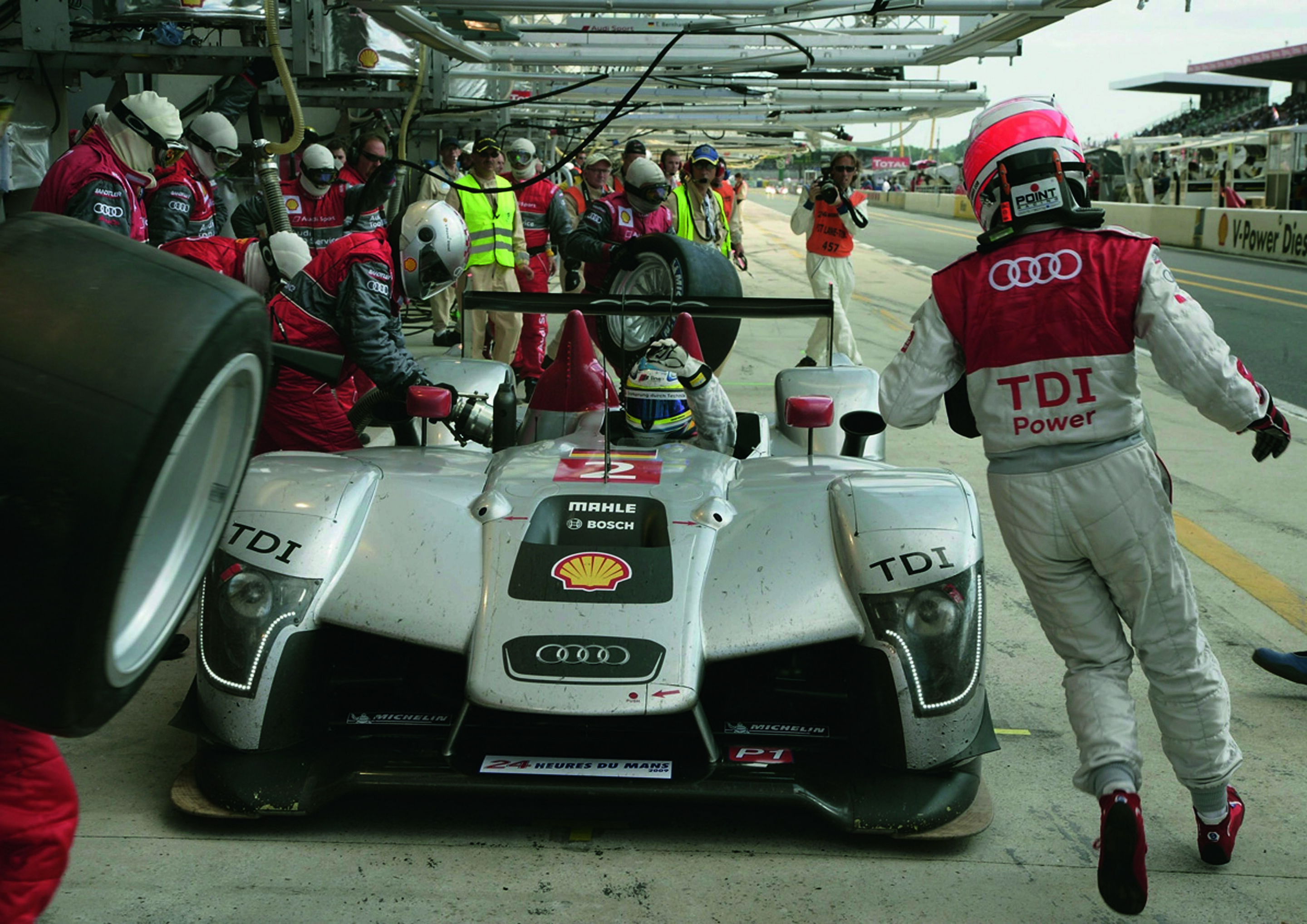 Anniversary magazine Motorsports - Le Mans 2009 - refuelling and tyre change on number 2 car, driven by Luhr/Rockenfeller/Werner.