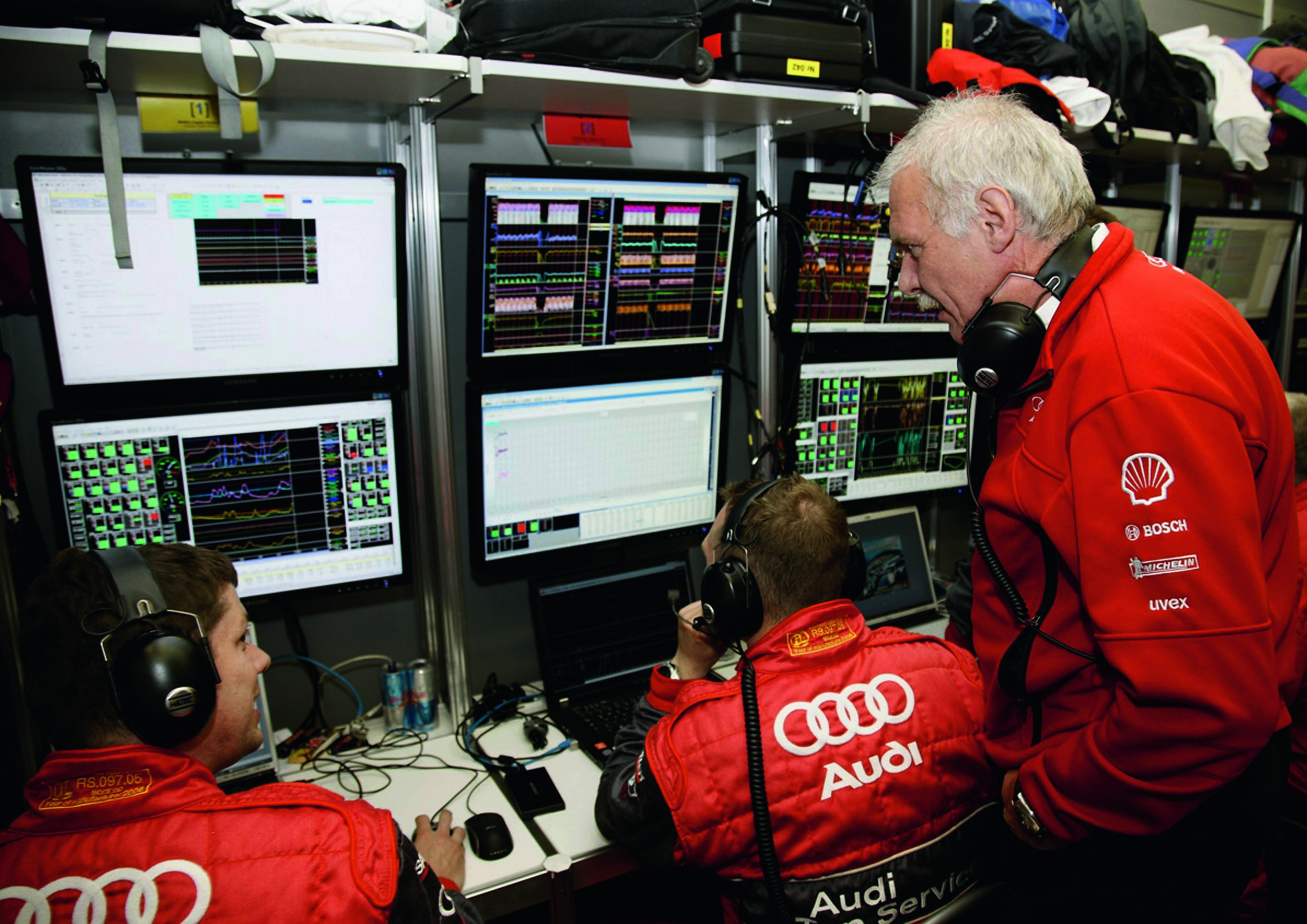 Jubiläumsmagazin Motorsport - Ulrich Baretzky (re.), Leiter der Motorenentwicklung bei Audi Sport.
