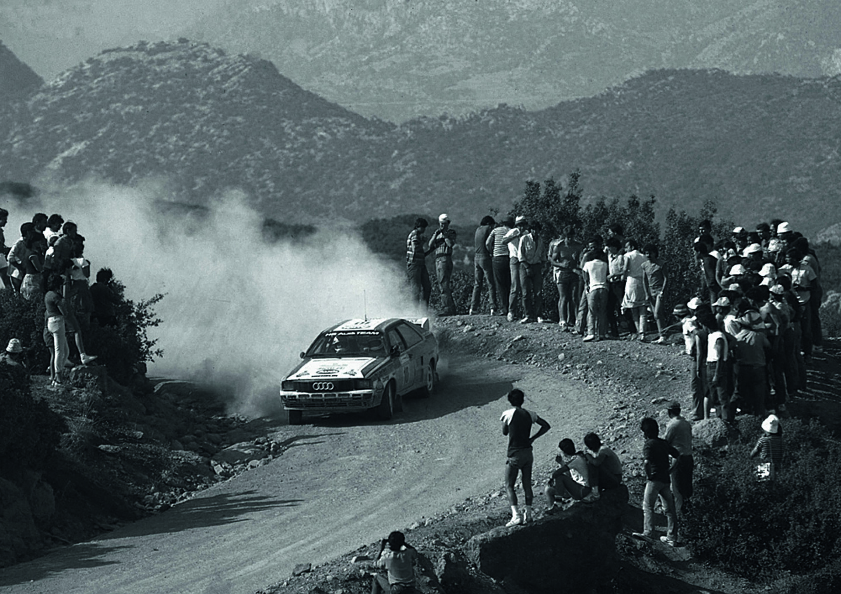Jubiläumsmagazin Motorsport - Im Drift: Stig Blomqvist bei der Akropolis Rallye. Der Schwede kam auf Platz 3 ins Ziel.