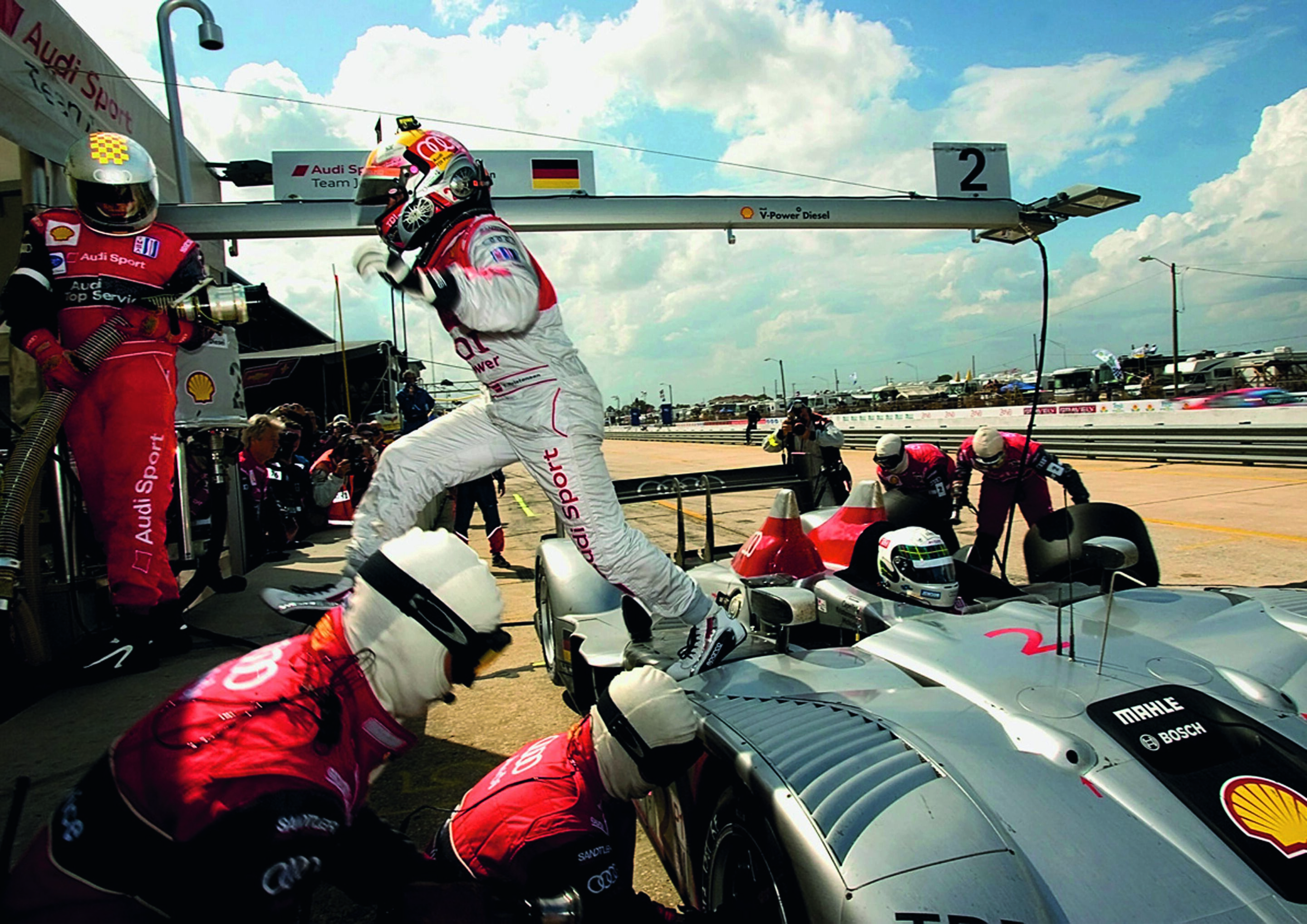 Anniversary magazine Motorsports - Pit work - driver changover and all procedures are subject to intensive training and then optimized with video recordings.