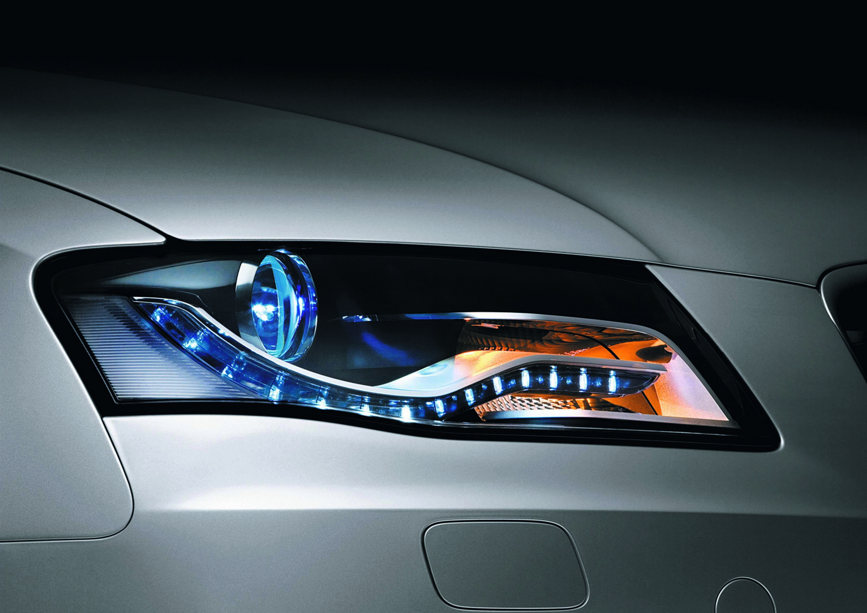 Jubiläumsmagazin Design - Elegant und dynamisch: Der Scheinwerfer eines Audi A4 im Detail.