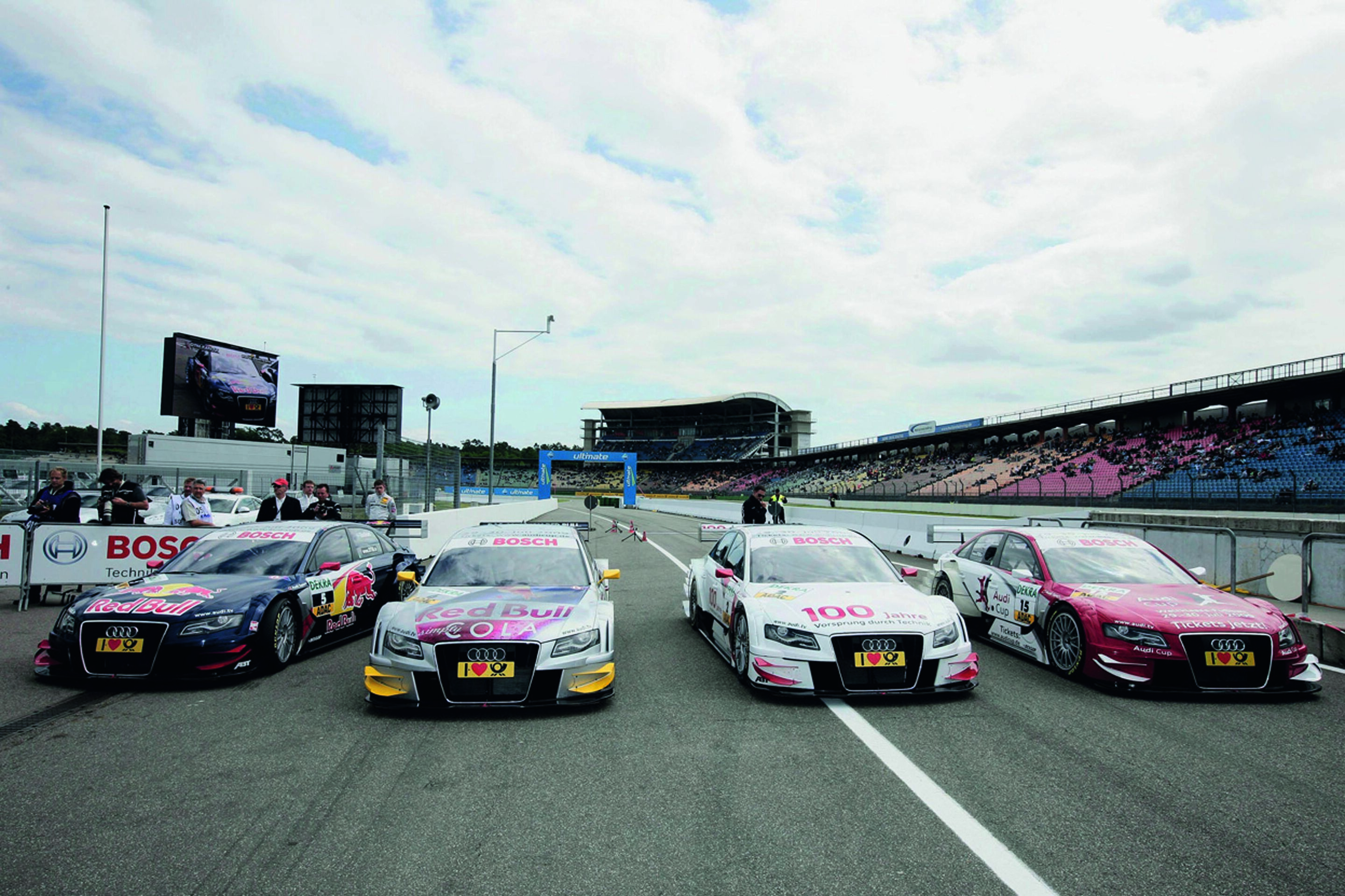 Jubiläumsmagazin Motorsport - DTM 2009, Auftakt in Hockenheim: Im Training eroberte Audi die Startreihen eins und zwei.
