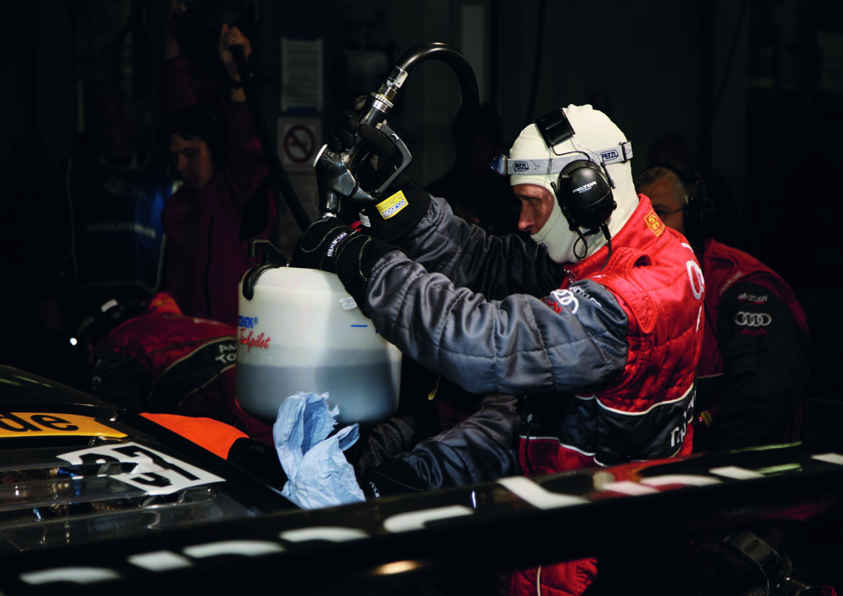 Jubiläumsmagazin Motorsport - Konzentration: Das Benzin wird in die Tankkanne gefüllt. Das verkürzt den Stopp.