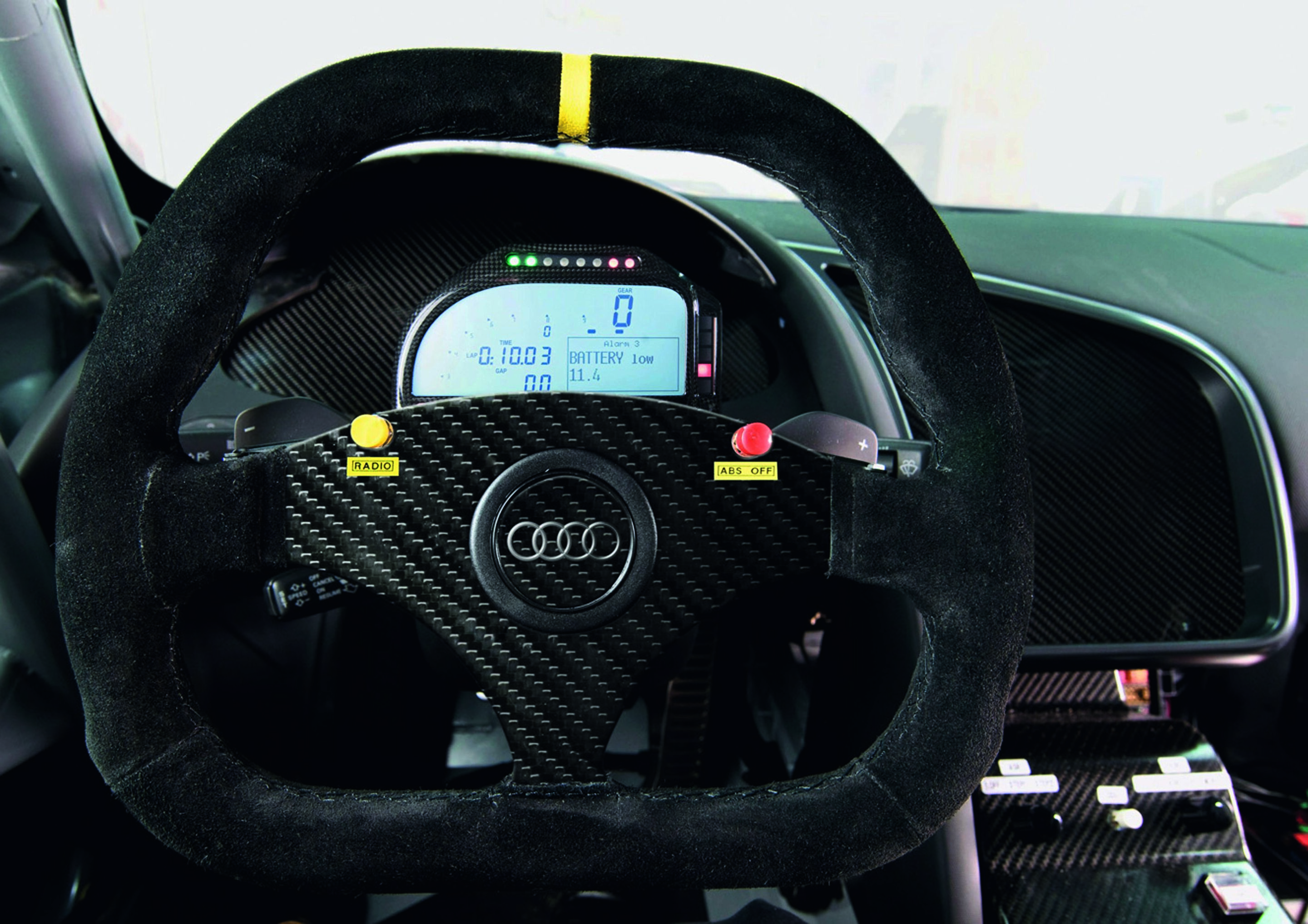 Jubiläumsmagazin Motorsport - Audi R8 LMS: Im Cockpit dominieren ein LCD-Display und ein abgeschrägtes Lederlenkrad mit Schaltwippen.