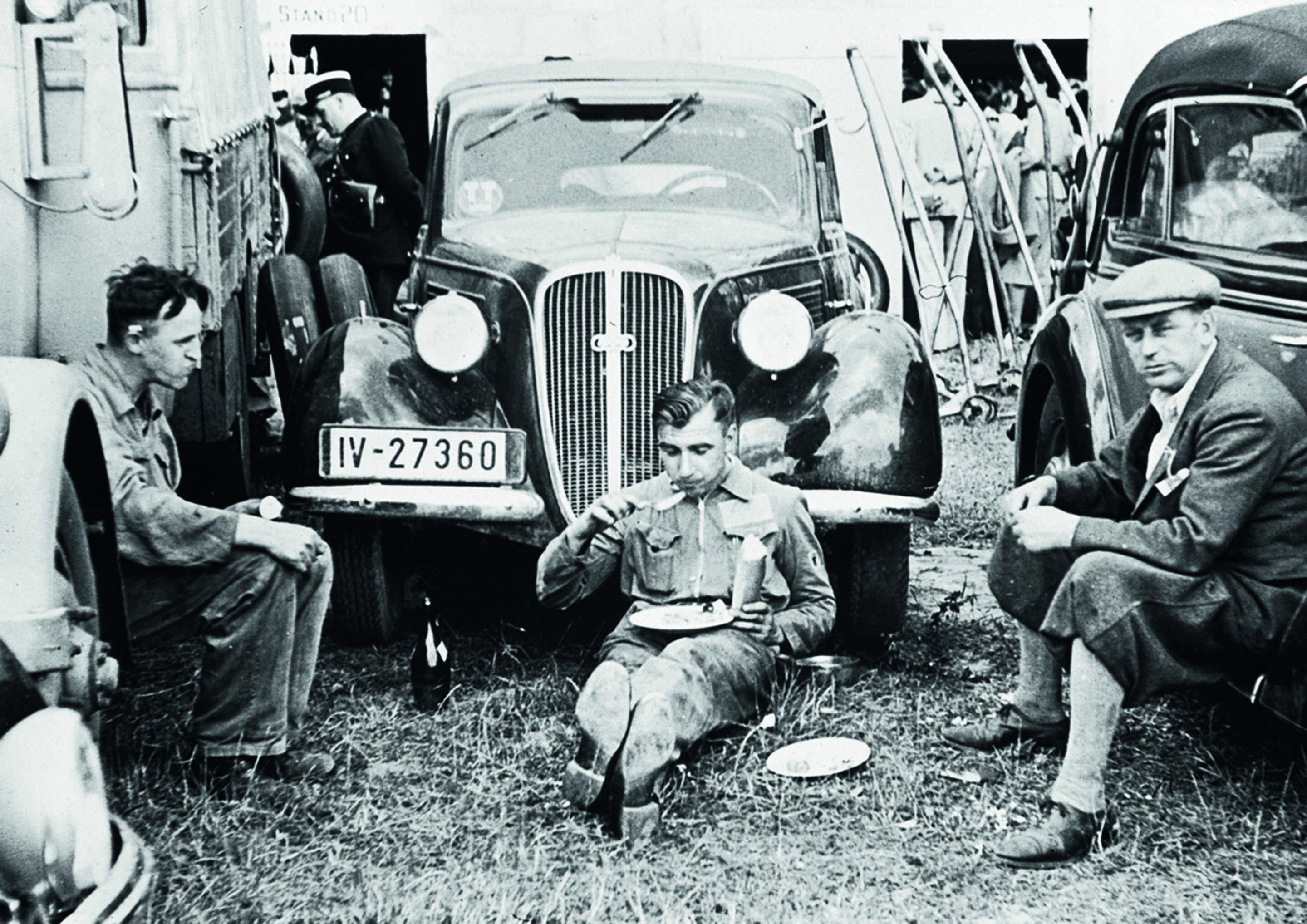 Jubiläumsmagazin Motorsport - Boxencrew: Rotwein und Baguette - Auto Union-Mechaniker machen beim Grand Prix von Frankreich in Reims im Juli 1939 ein Picknick.