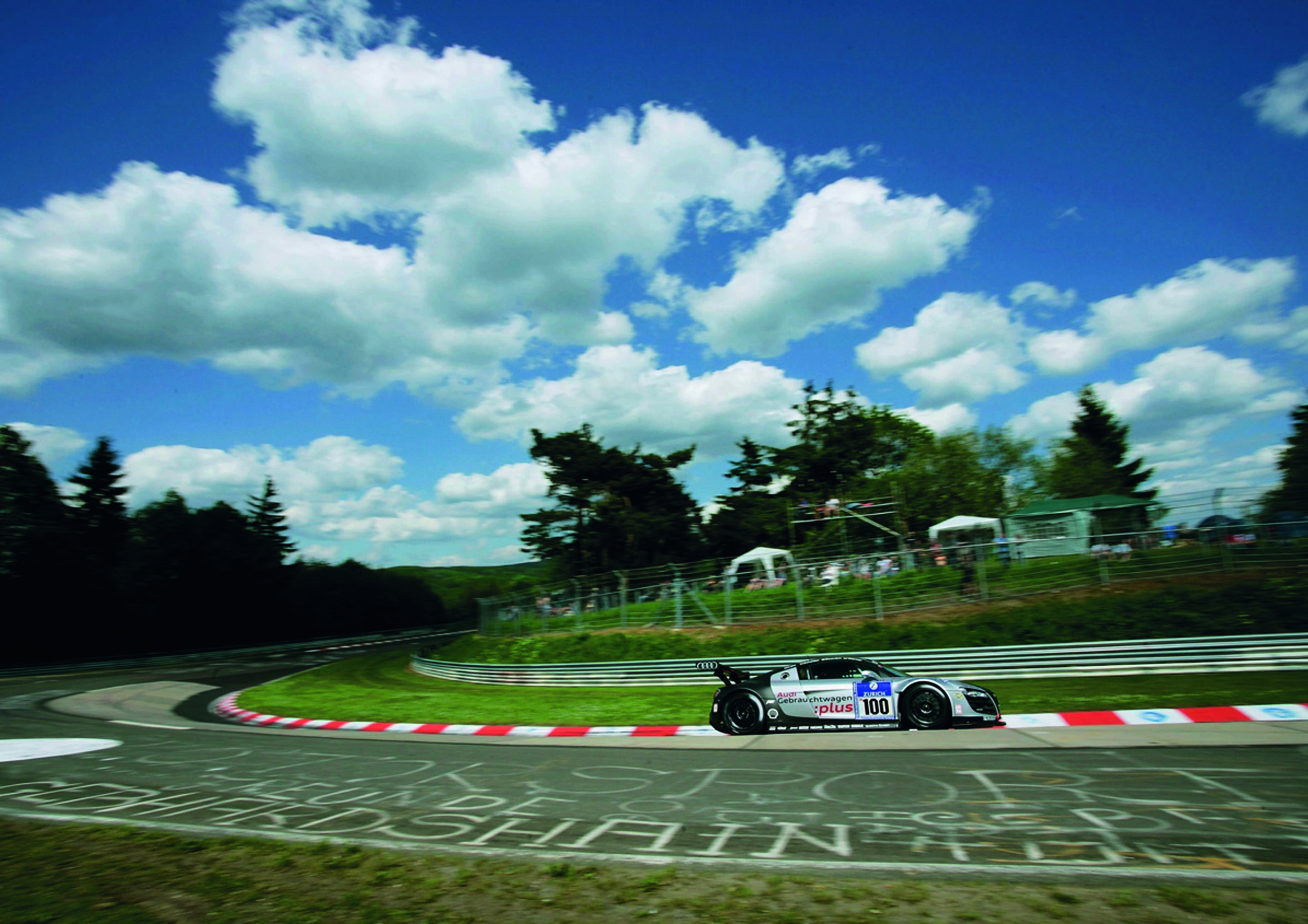 Jubiläumsmagazin Motorsport - Der R8 im Karusell: Der Nürburgring ist die faszinierendste Rennstrecke der Welt.