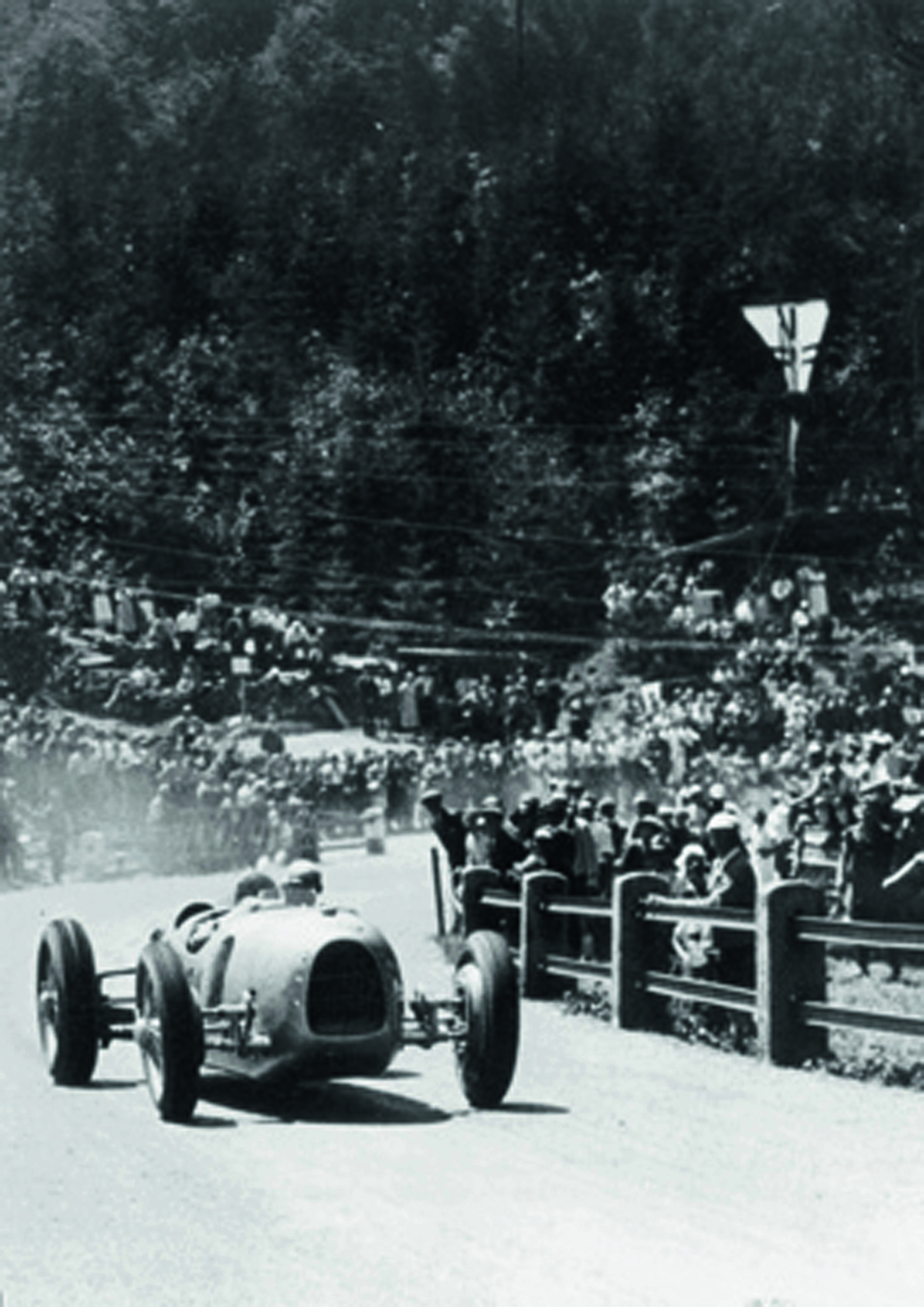 Jubiläumsmagazin Motorsport - Der "Bergkönig": Hans Stuck 1934 mit dem Typ A auf der Strecke am Schauinsland.