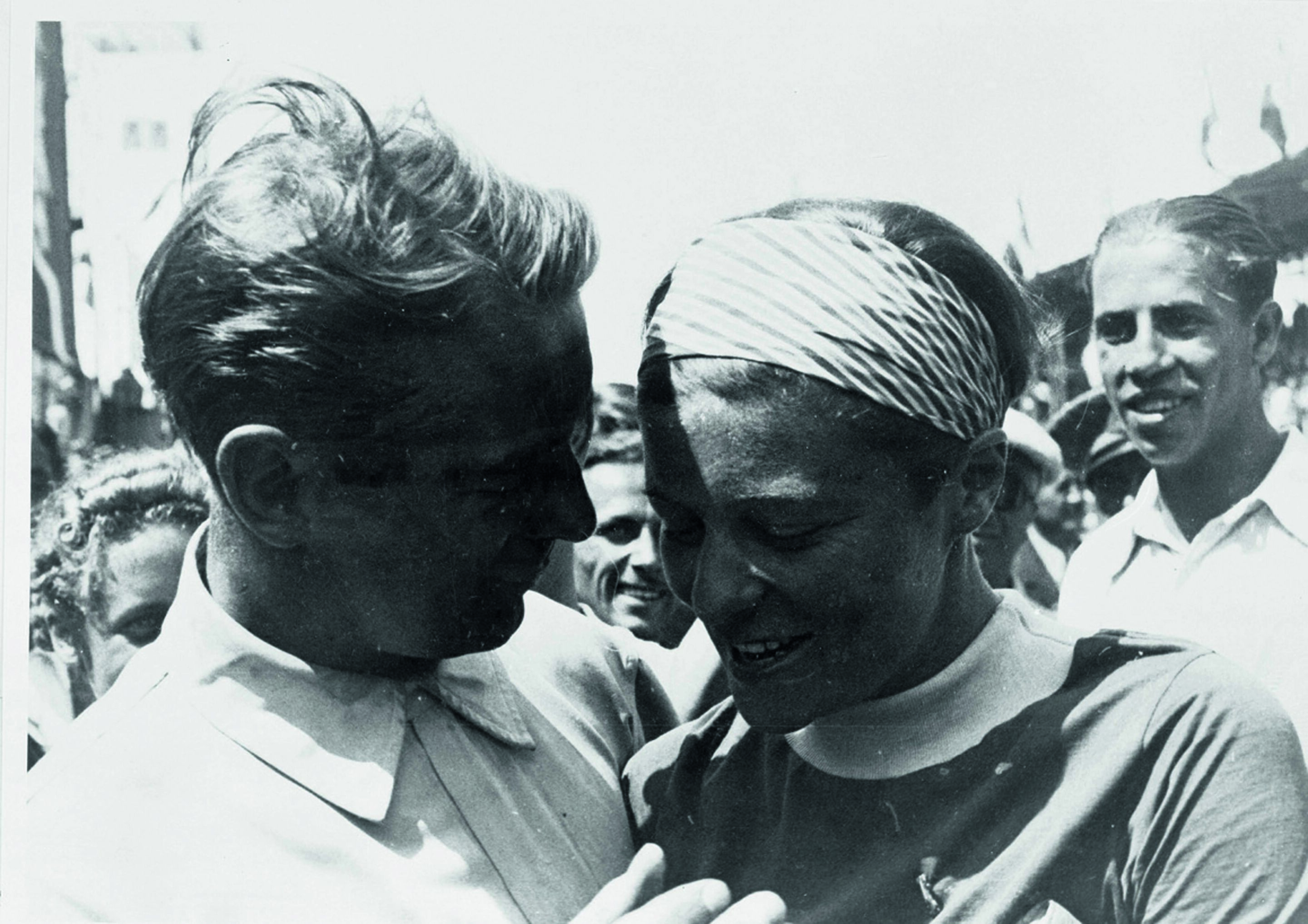 Jubiläumsmagazin Motorsport - Traumpaar: Bernd Rosemeyer und seine Frau Elly, fotografiert 1937 im italienischen Pescara.