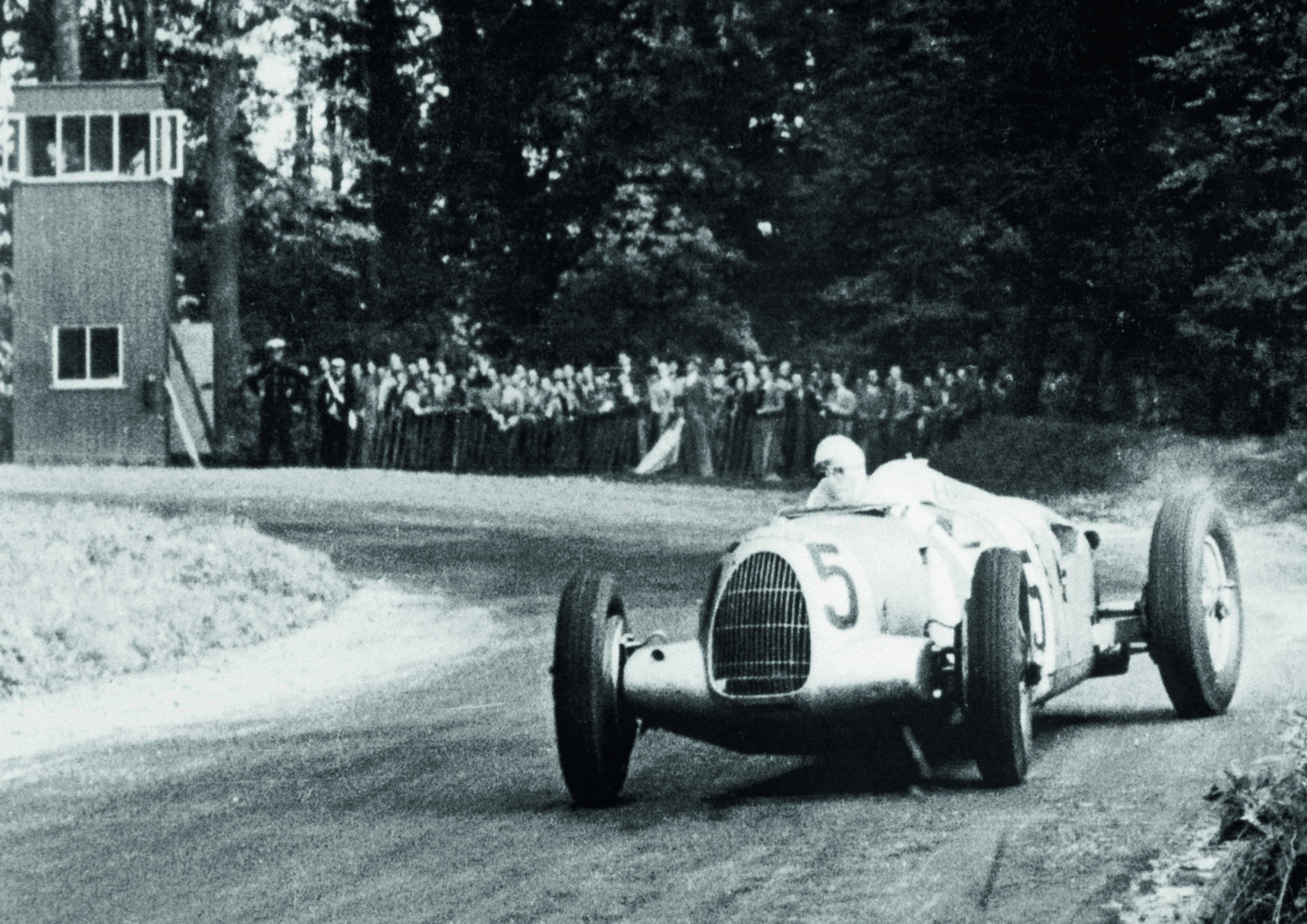 Jubiläumsmagazin Motorsport - Im vollen Drift: Bernd Rosemeyer bei seinem Sieg 1937 in Donington Park auf dem Auto Union Typ C.