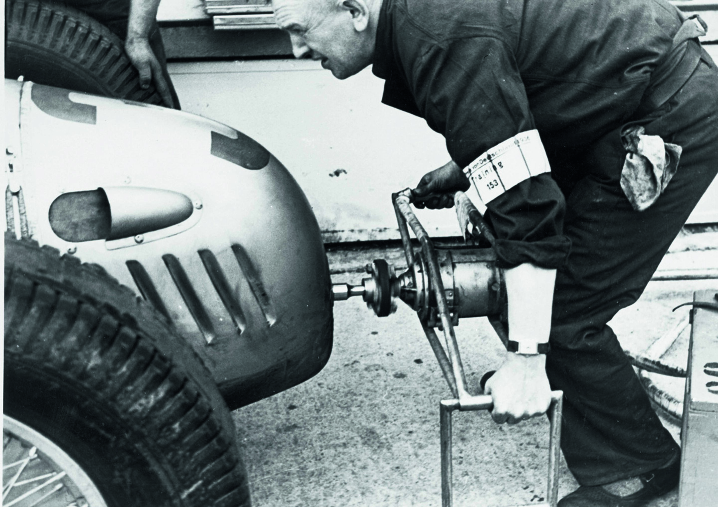 Jubiläumsmagazin Motorsport - Nürburgring 1936: Der V16 im Typ C wurde mit einem externen elektrischen Anlasser gestartet.