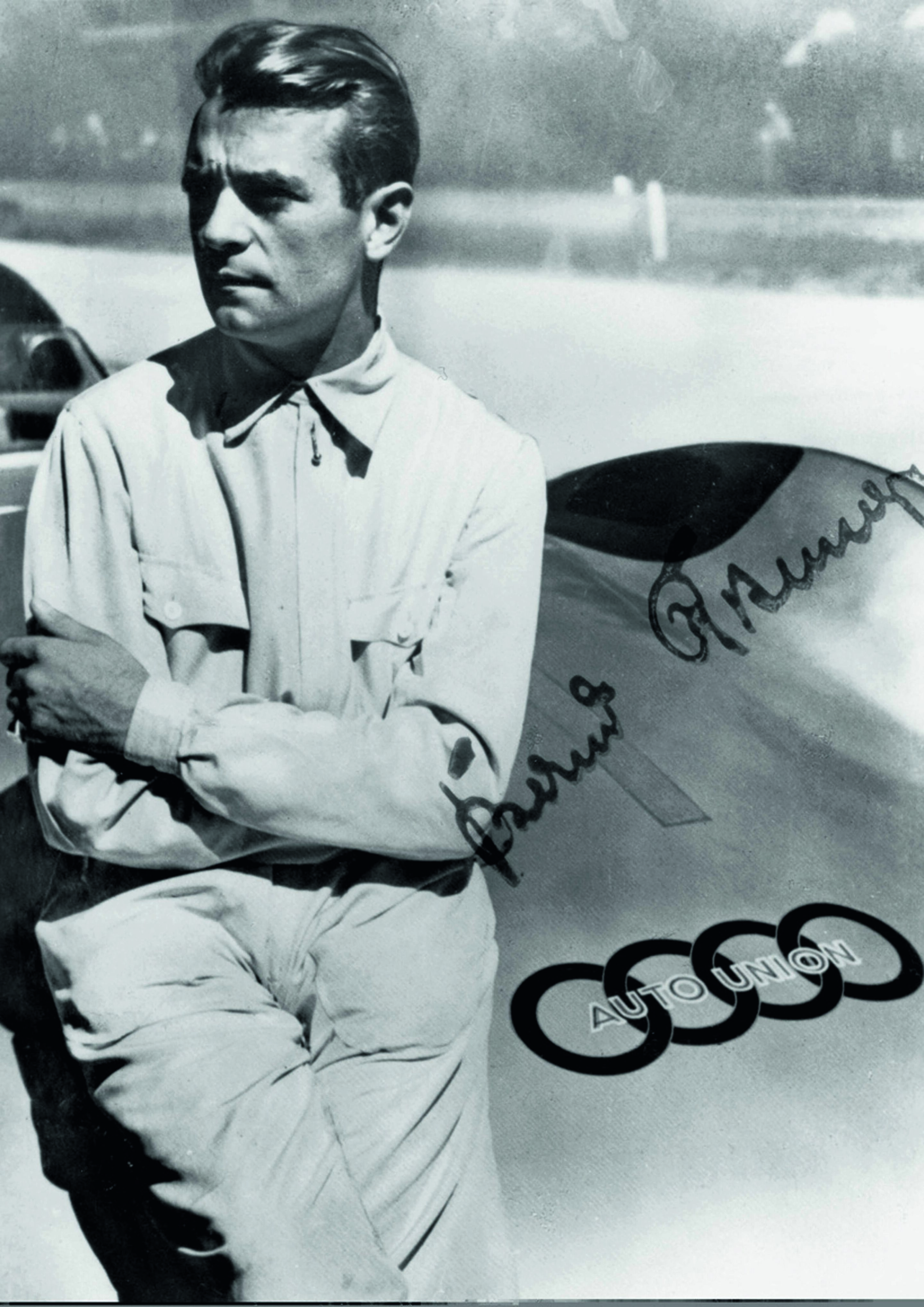 Jubiläumsmagazin Motorsport - Autogrammkarte: Rosemeyer mit dem verkleideten Auto Union-Rennwagen im Jahr 1937.
