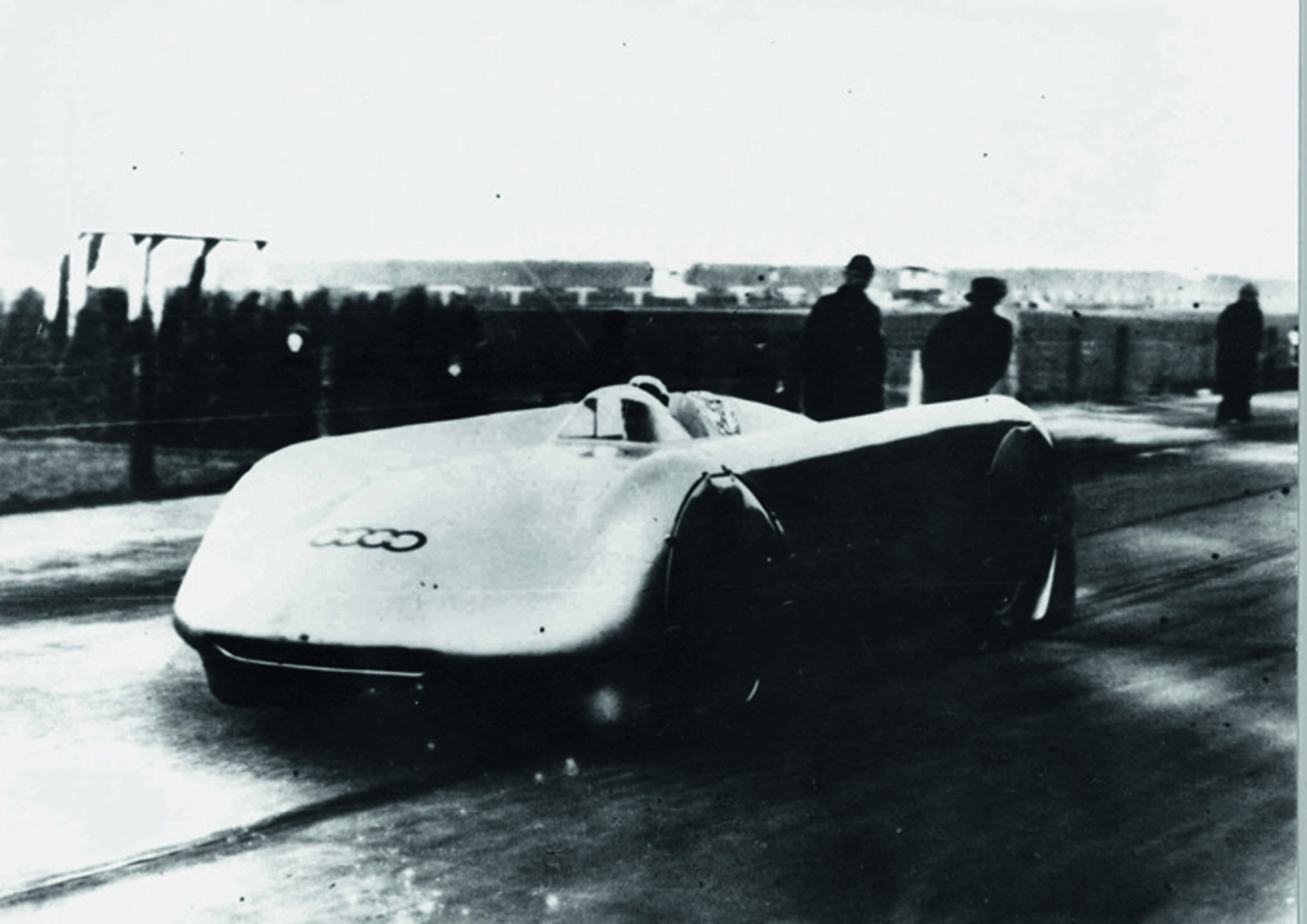 Jubiläumsmagazin Motorsport - Seiner Zeit weit voraus: Der Rekordwagen von 1938 mit kleiner Luftöffnung und seitlichen Schlitzen.
