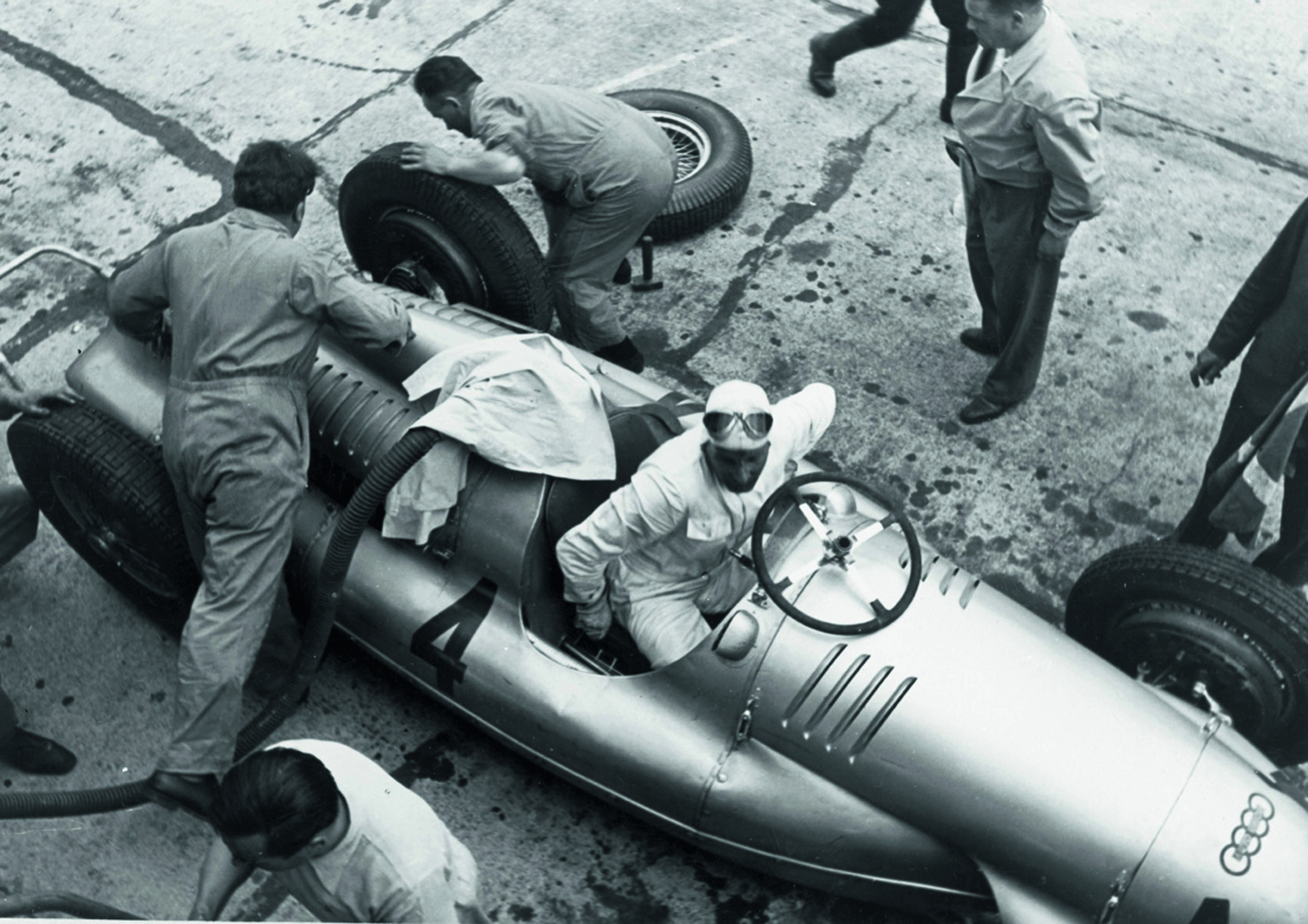 Jubiläumsmagazin Motorsport - Boxenstopp: Hans Stuck im Juli 1938 beim Großen Preis von Deutschland auf dem Nürburgring.