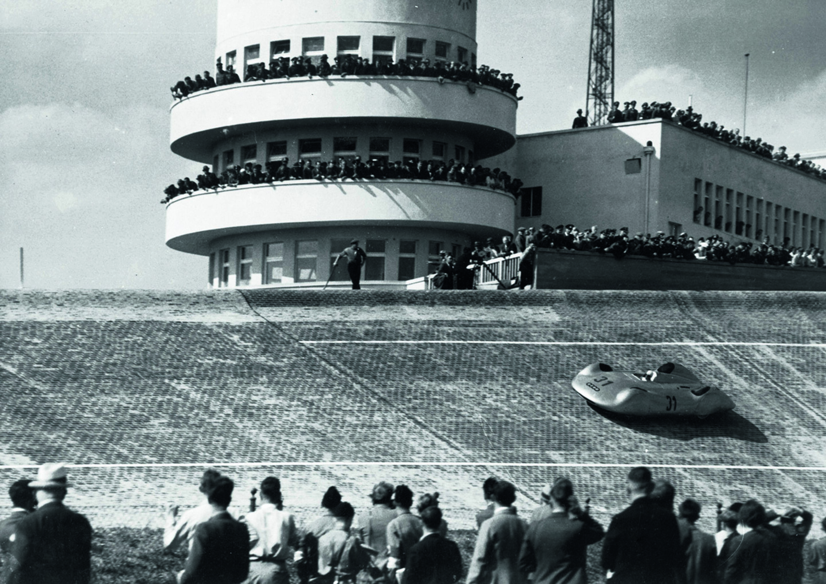 Jubiläumsmagazin Motorsport - Vollgas: Avusrennen 1937, Rosemeyer in der damals neuen, ultraschnellen Steilkurve.